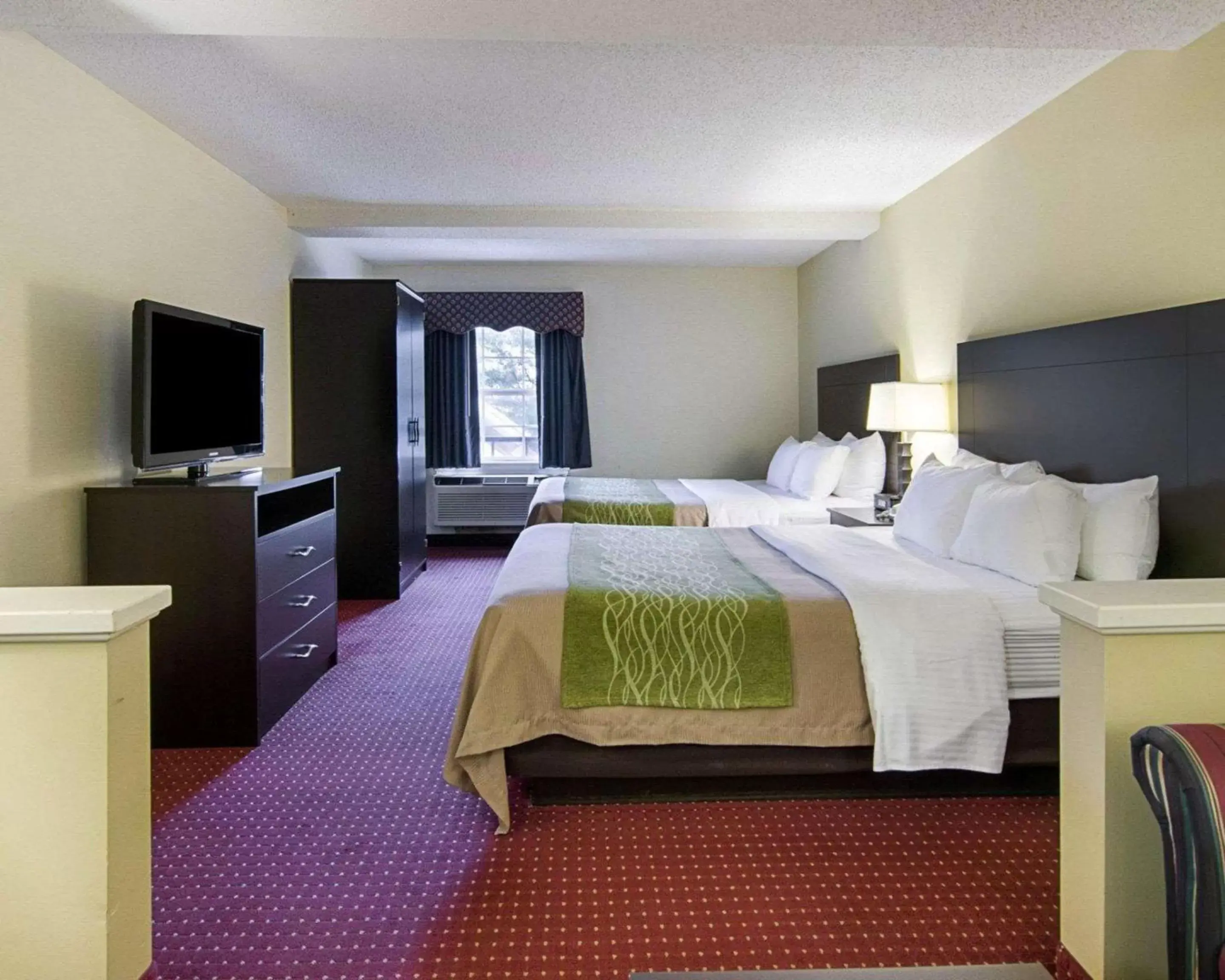 Photo of the whole room, Bed in Quality Inn & Suites Little Rock West