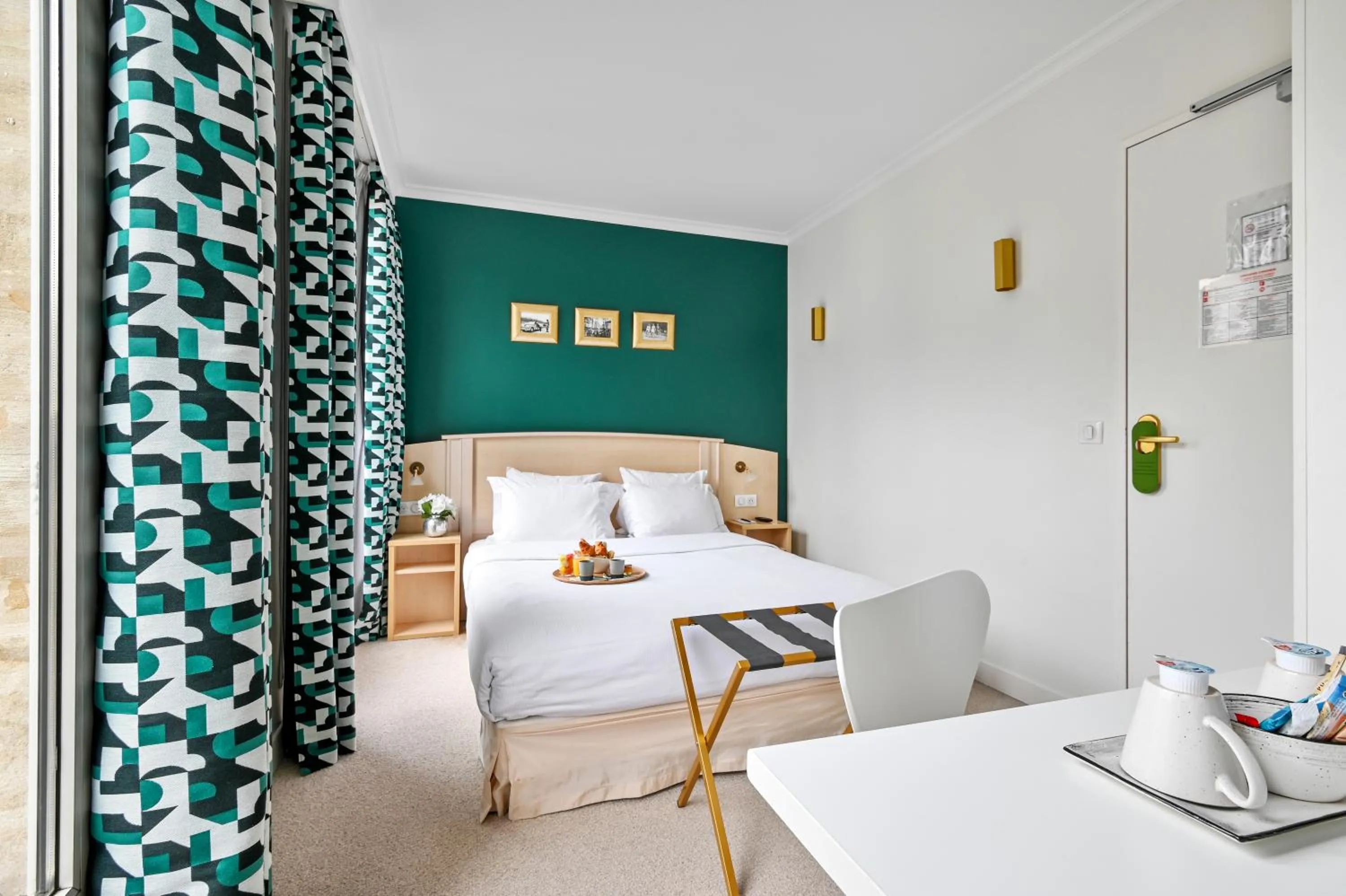 Photo of the whole room, Bed in Hotel Elysees Opera