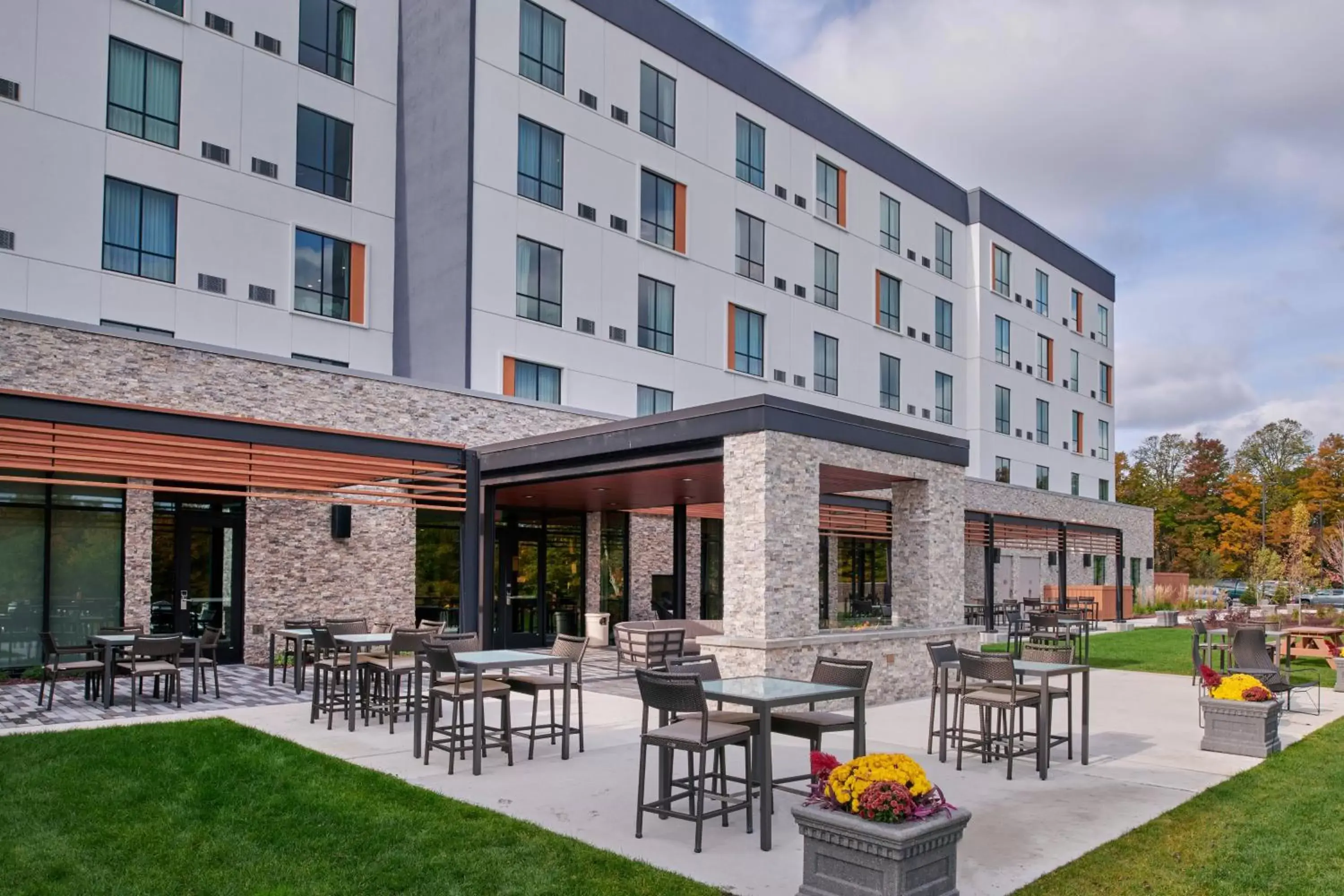 Restaurant/places to eat, Property Building in Courtyard by Marriott Petoskey at Victories Square