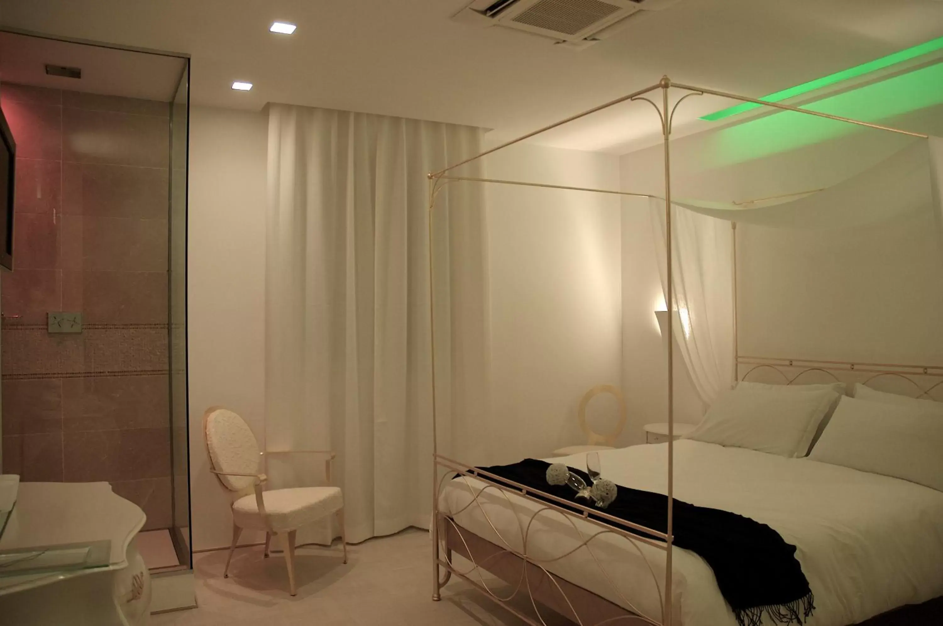 Photo of the whole room, Bathroom in Hotel Metropolitan