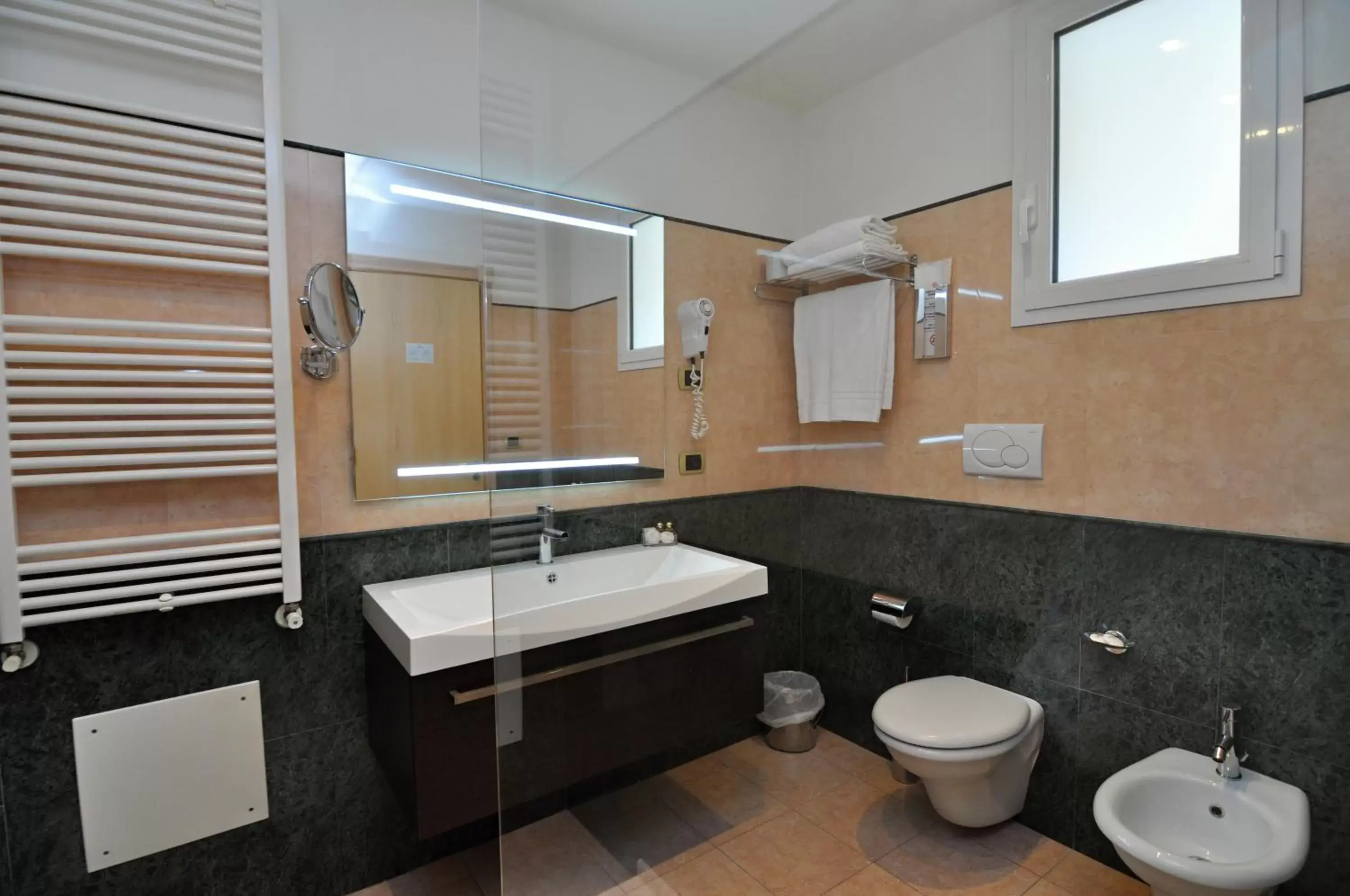 Bathroom in Hotel Falli