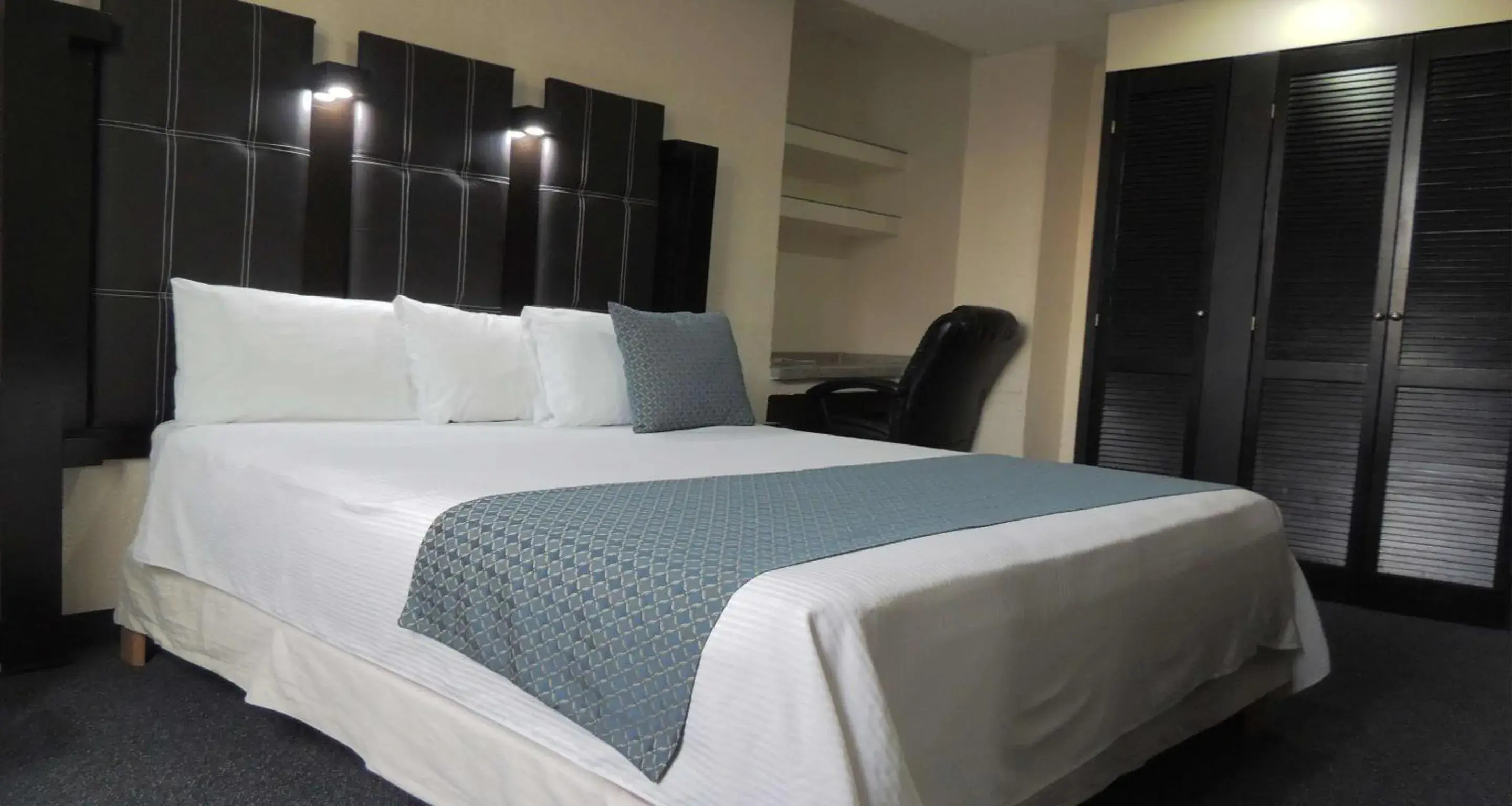 Photo of the whole room, Bed in Best Western Real Tula Express