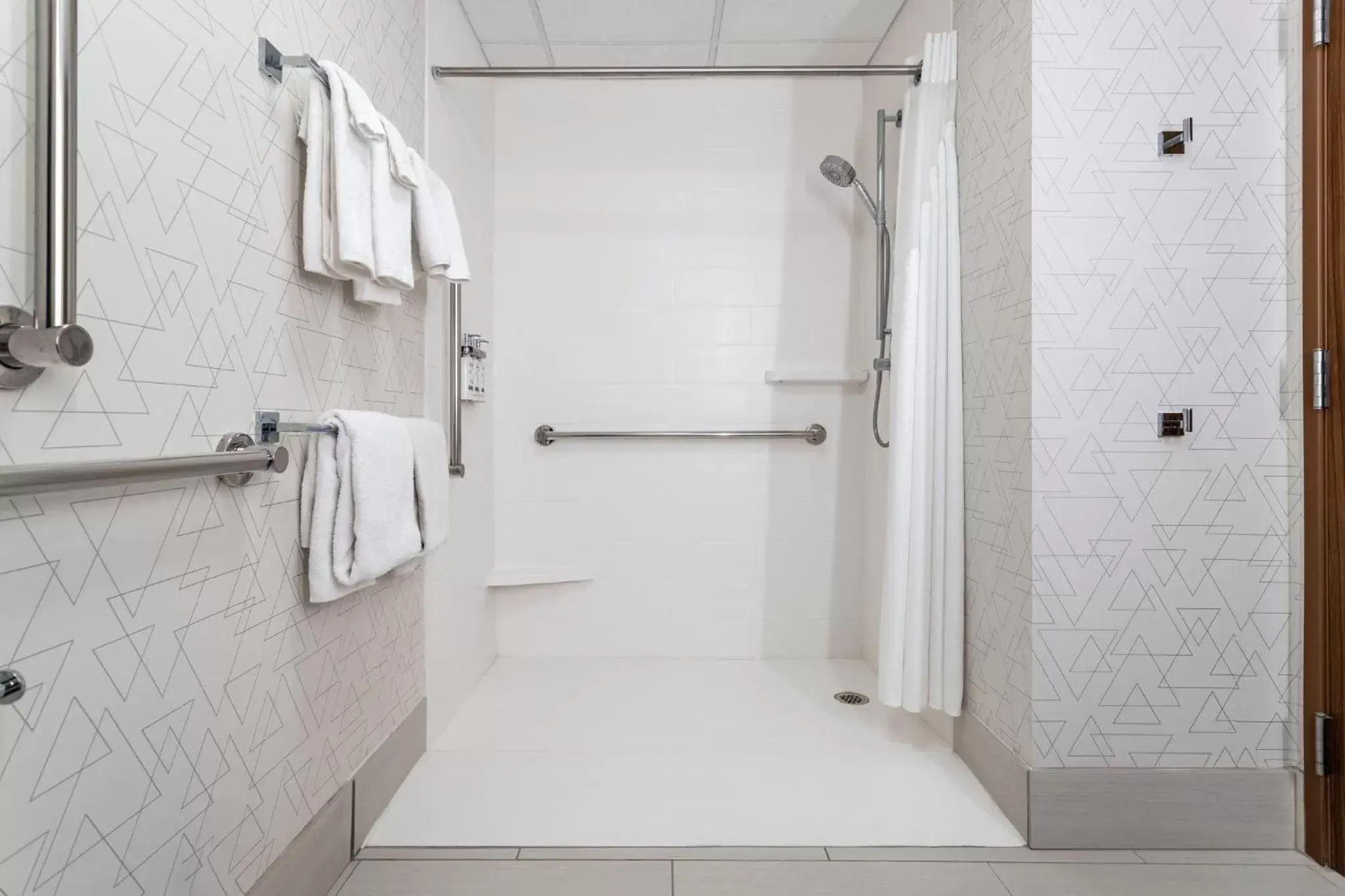 Non-Smoking Change to: King Bed Mobility Accessible with Tub in Holiday Inn Express Hotel & Suites-St. Paul, an IHG Hotel Non-Smoking Change to: King Bed Mobility Accessible with Tub in Holiday Inn Express Hotel & Suites-St. Paul, an IHG Hotel