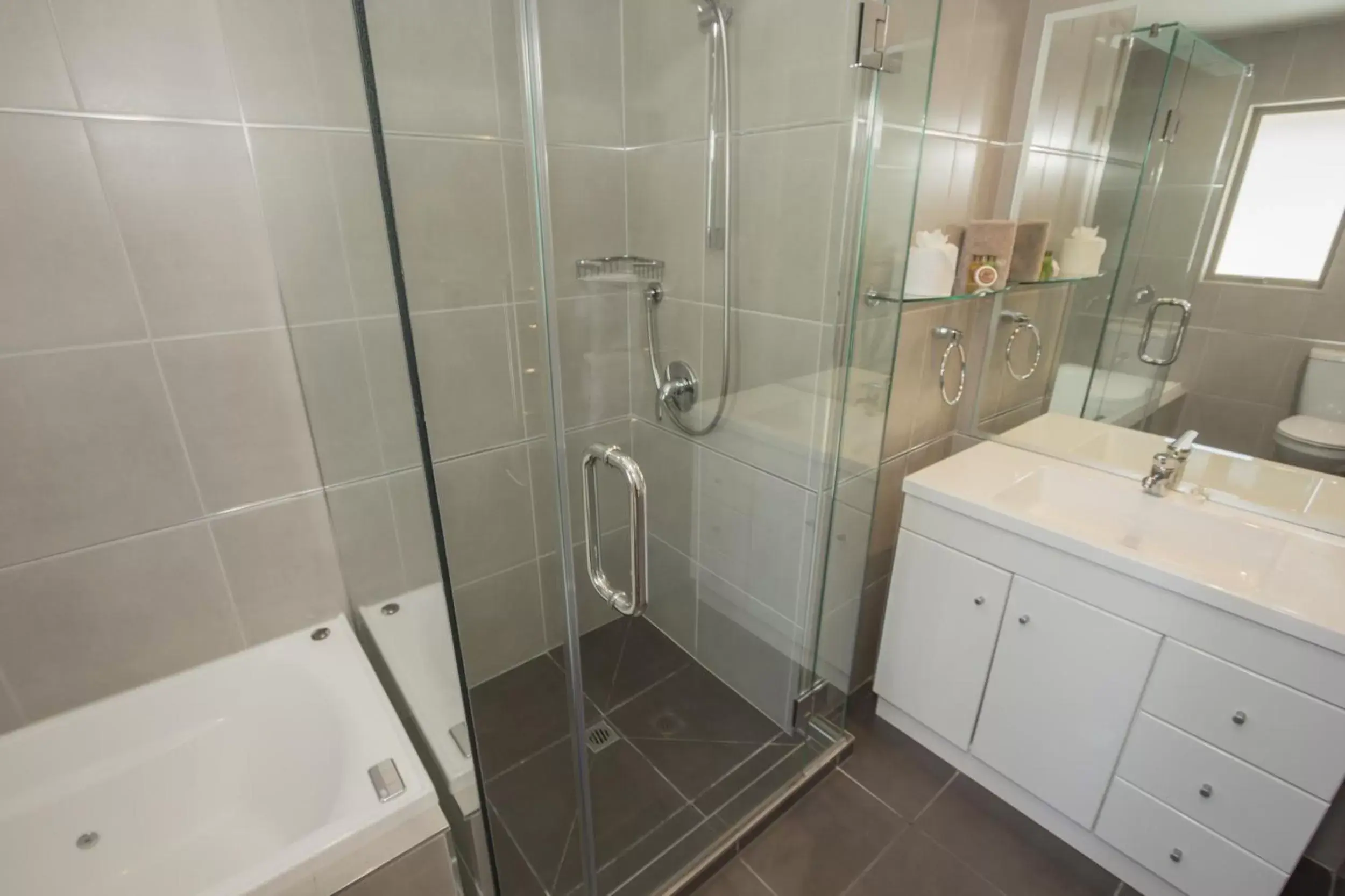 Shower, Bathroom in Autoline Queenstown Motel