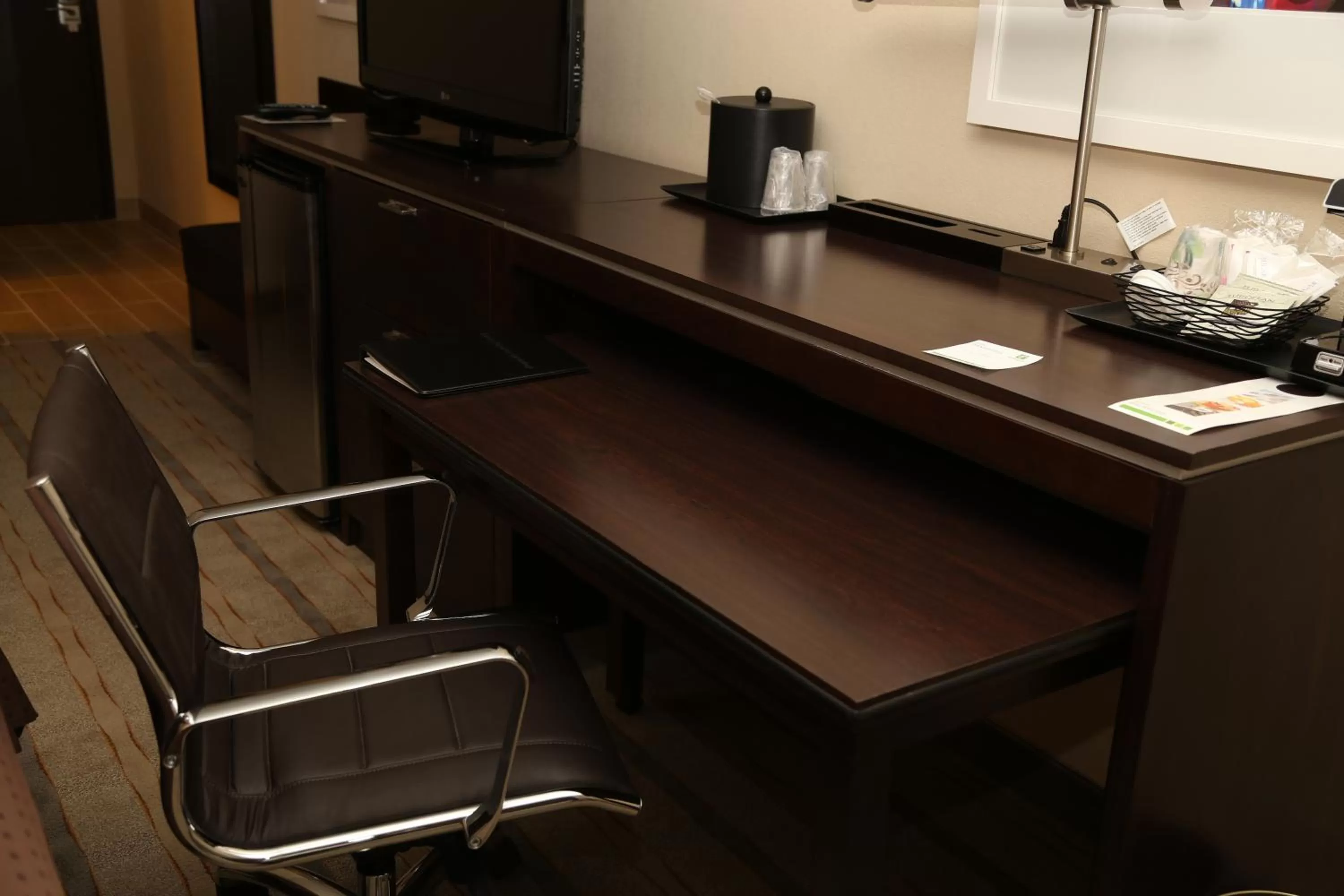 Seating area in Holiday Inn Charlotte Airport by IHG