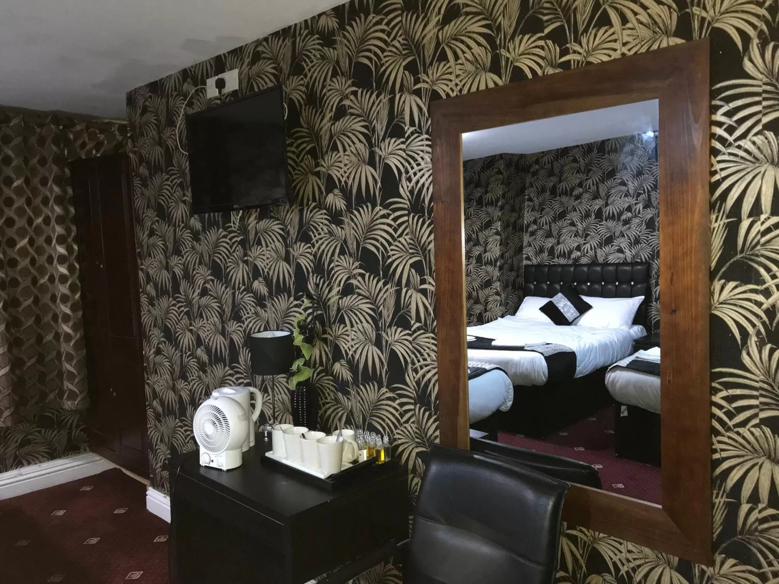 Bedroom, Bed in Pacific Inn London Heathrow