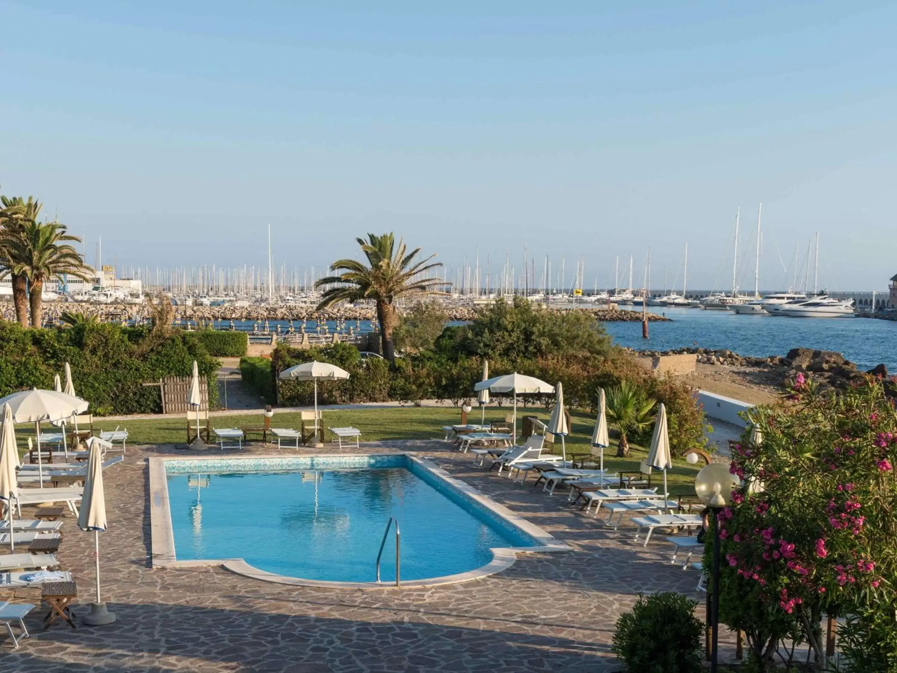 Property building, Swimming Pool in Mercure Civitavecchia Sunbay Park Hotel