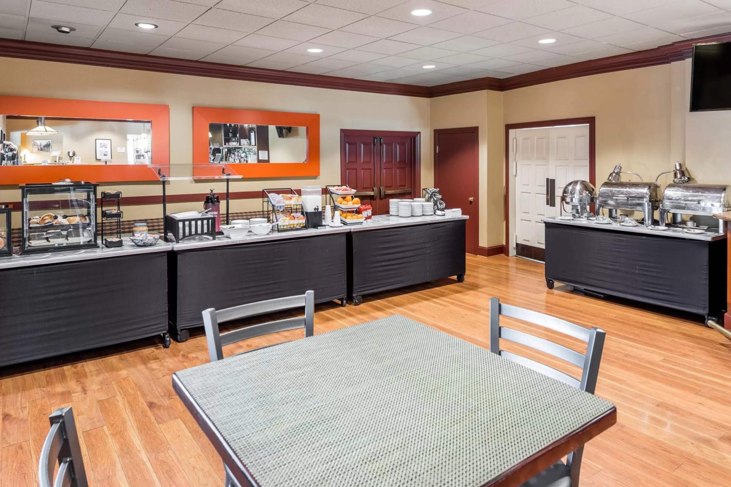 Restaurant/places to eat in Lions Gate Hotel