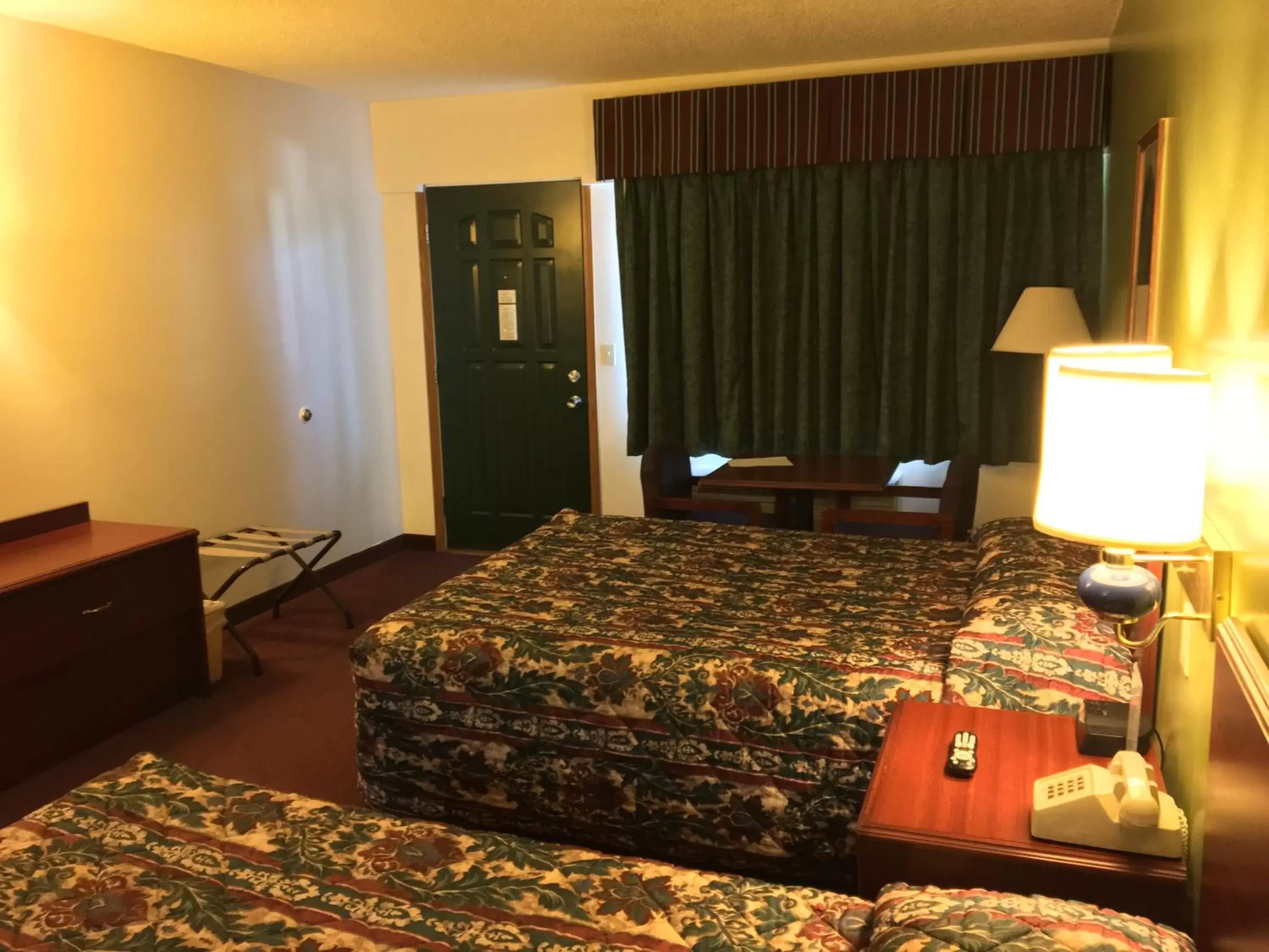 Photo of the whole room, Bed in Thunderbird Motor Inn