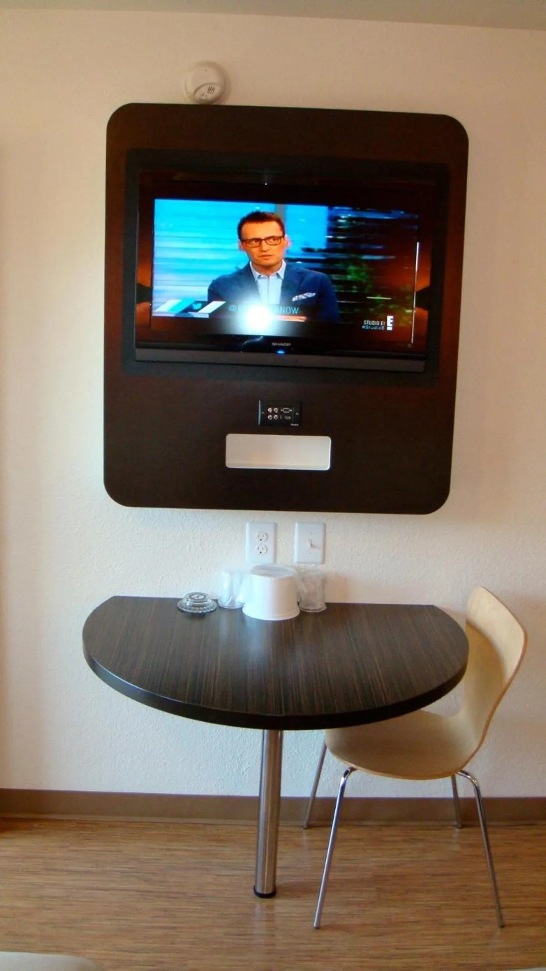 Bedroom in Motel 6-Oroville, CA