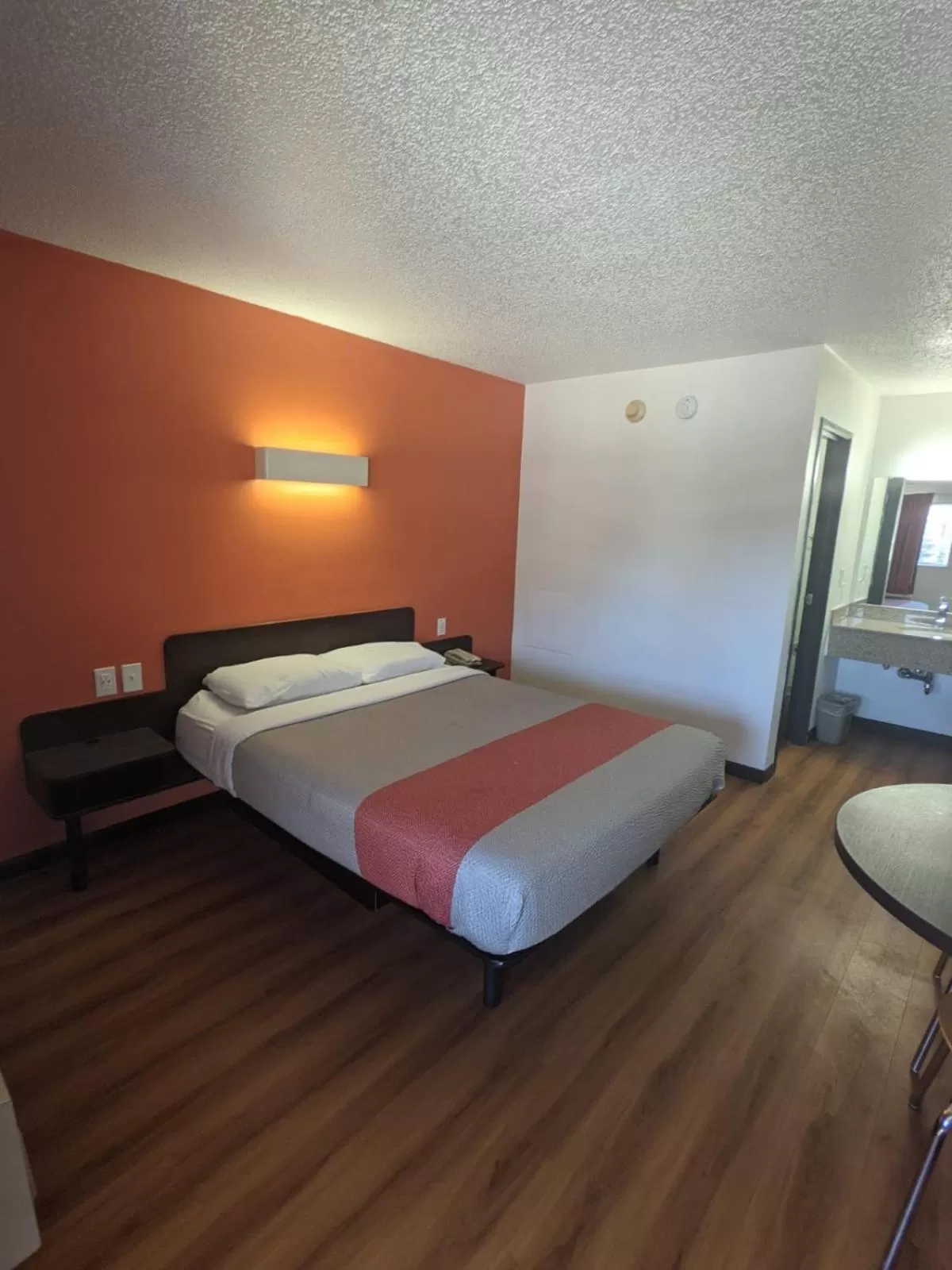 Bedroom, Bed in Motel 6-Ashland, OH