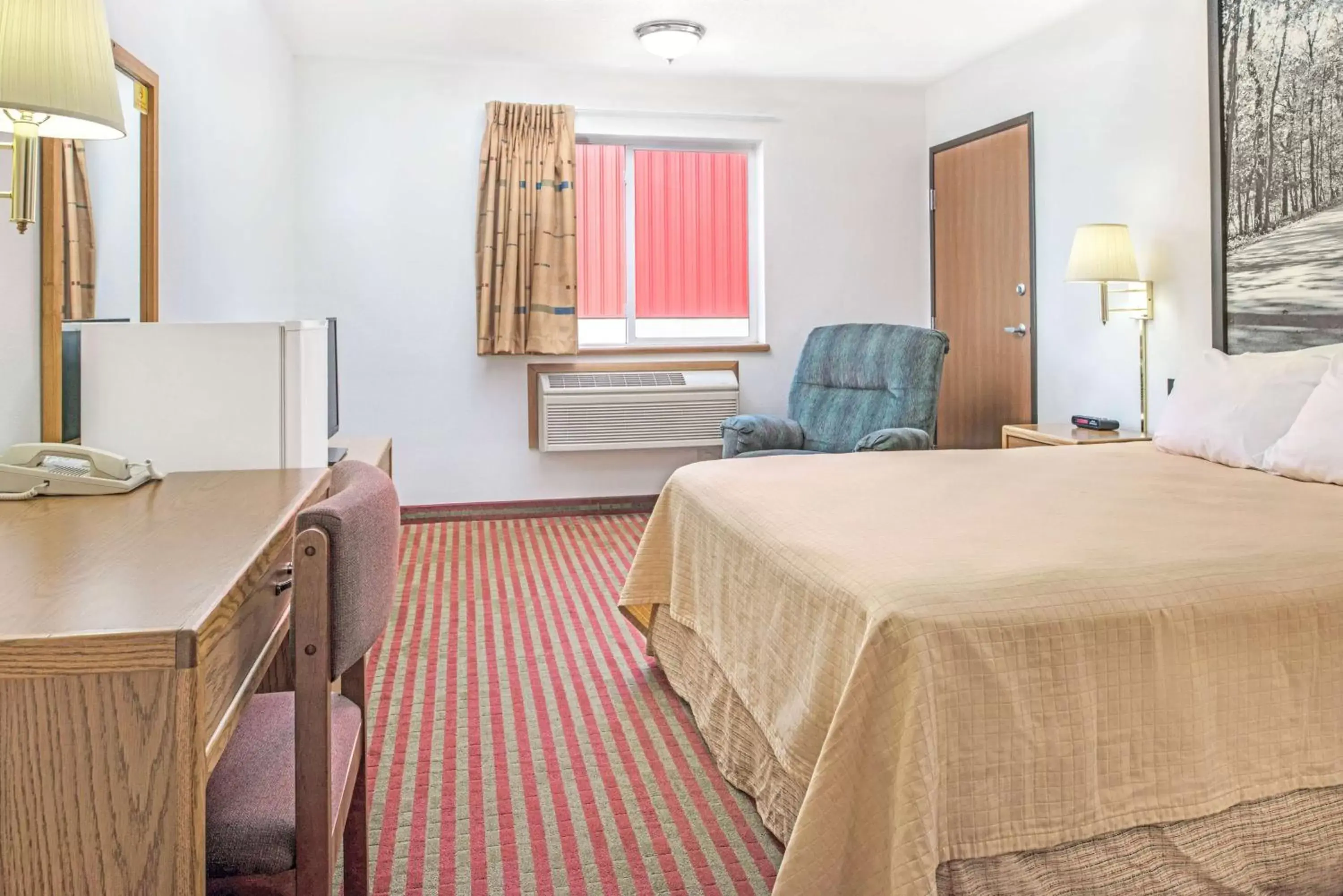 Photo of the whole room in Super 8 by Wyndham Nebraska City