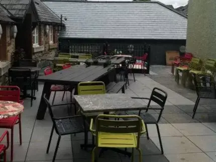 Patio, Restaurant/Places to Eat in The Queen's Head Wetherspoon