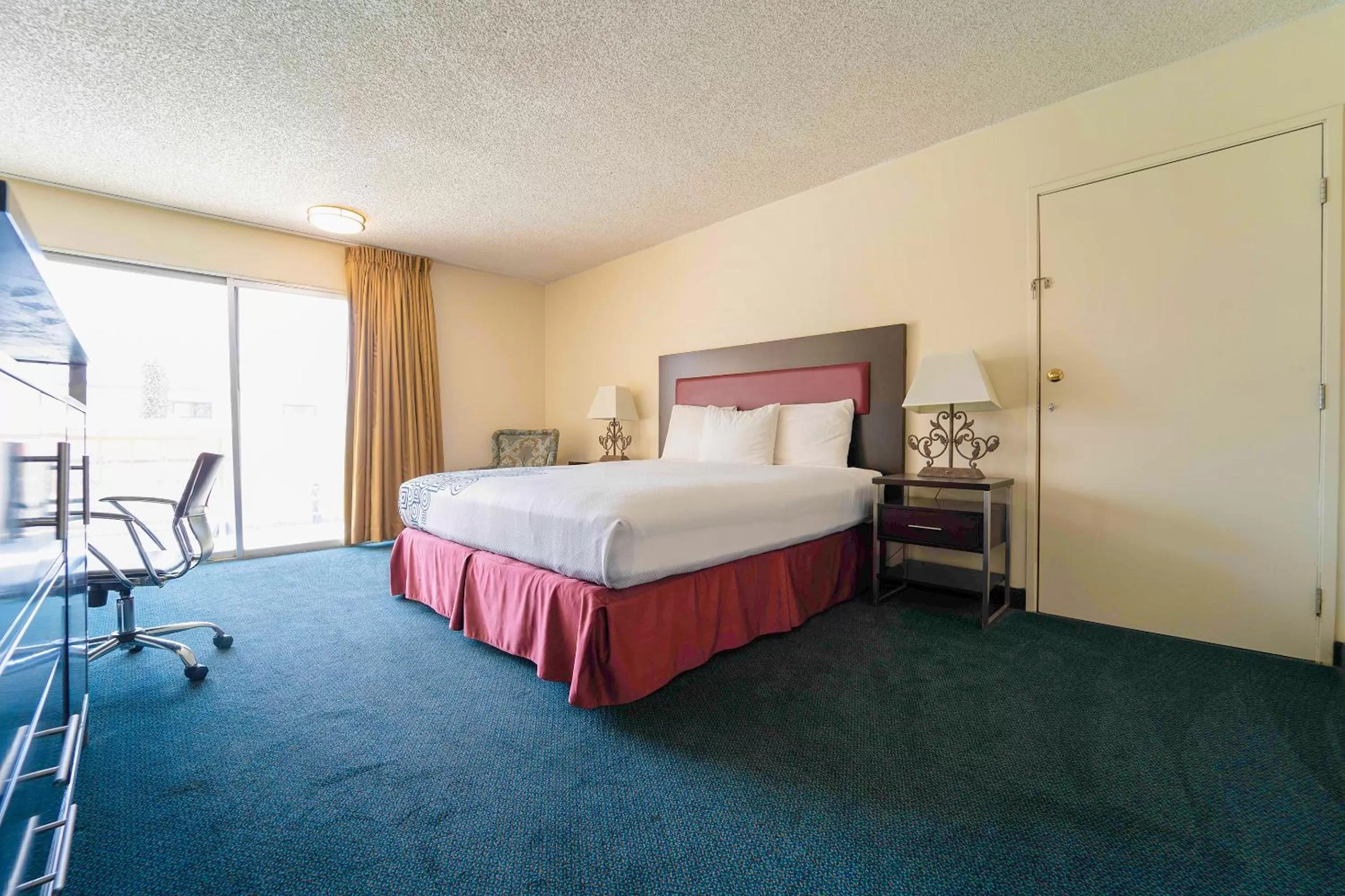 Bedroom, Bed in Royal Plaza Inn