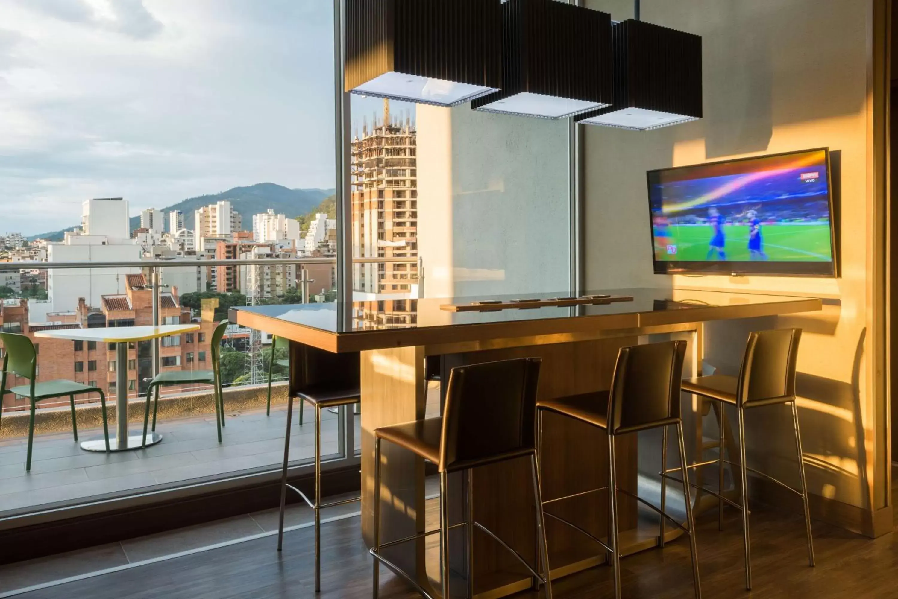 Lounge or bar, TV/Entertainment Center in Hampton By Hilton Bucaramanga