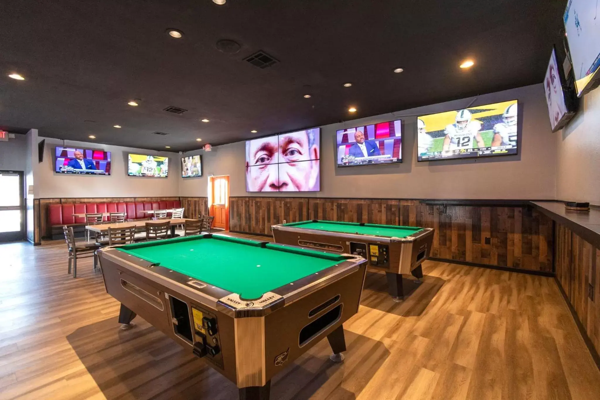 Restaurant/places to eat, Billiards in Hotel Elev8 Flagstaff I-40 Exit 198 Butler Ave