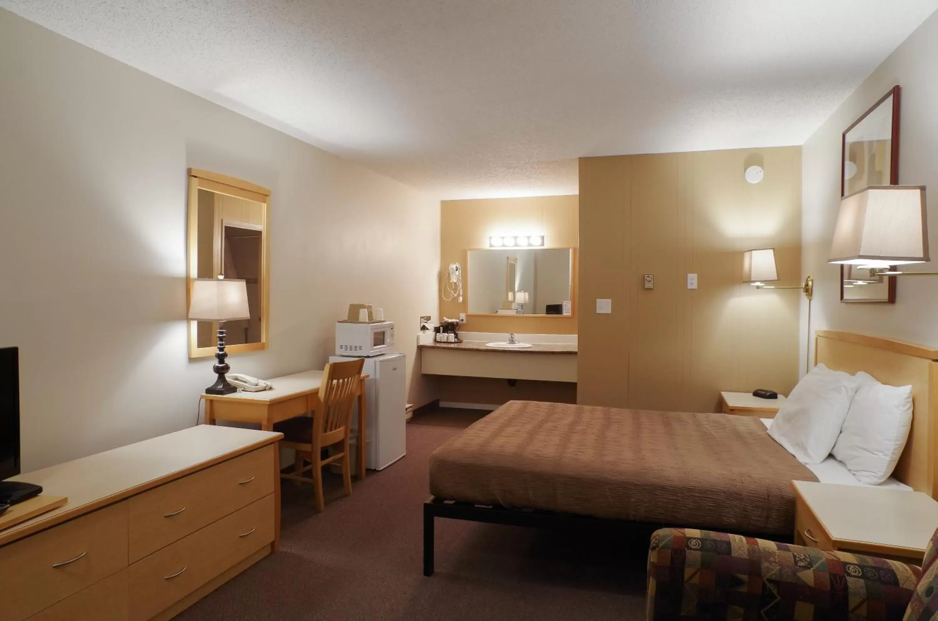 Photo of the whole room, Bed in Canadas Best Value Inn and Suites Fernie