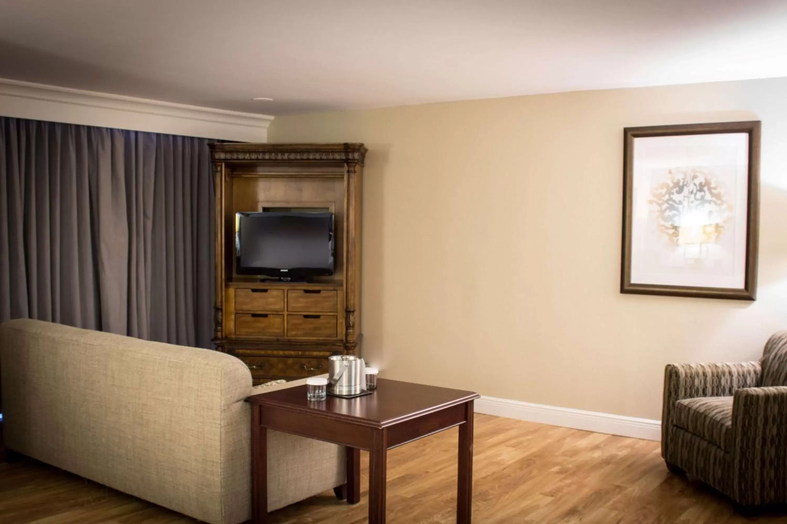 Bedroom, Seating Area in DoubleTree by Hilton Midland Plaza