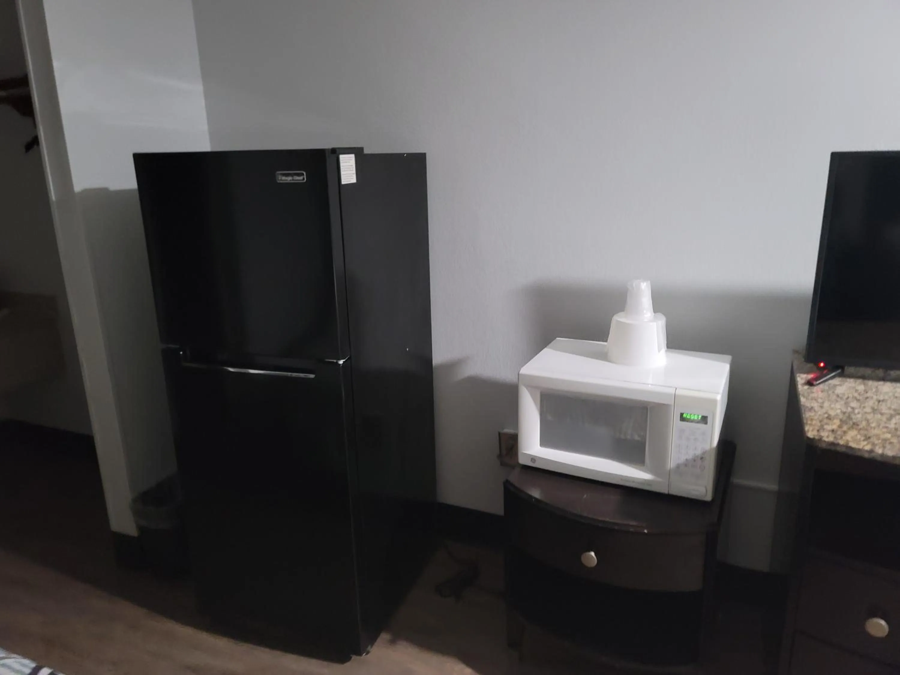 TV and multimedia in Studio 6 Suites Hinesville, GA