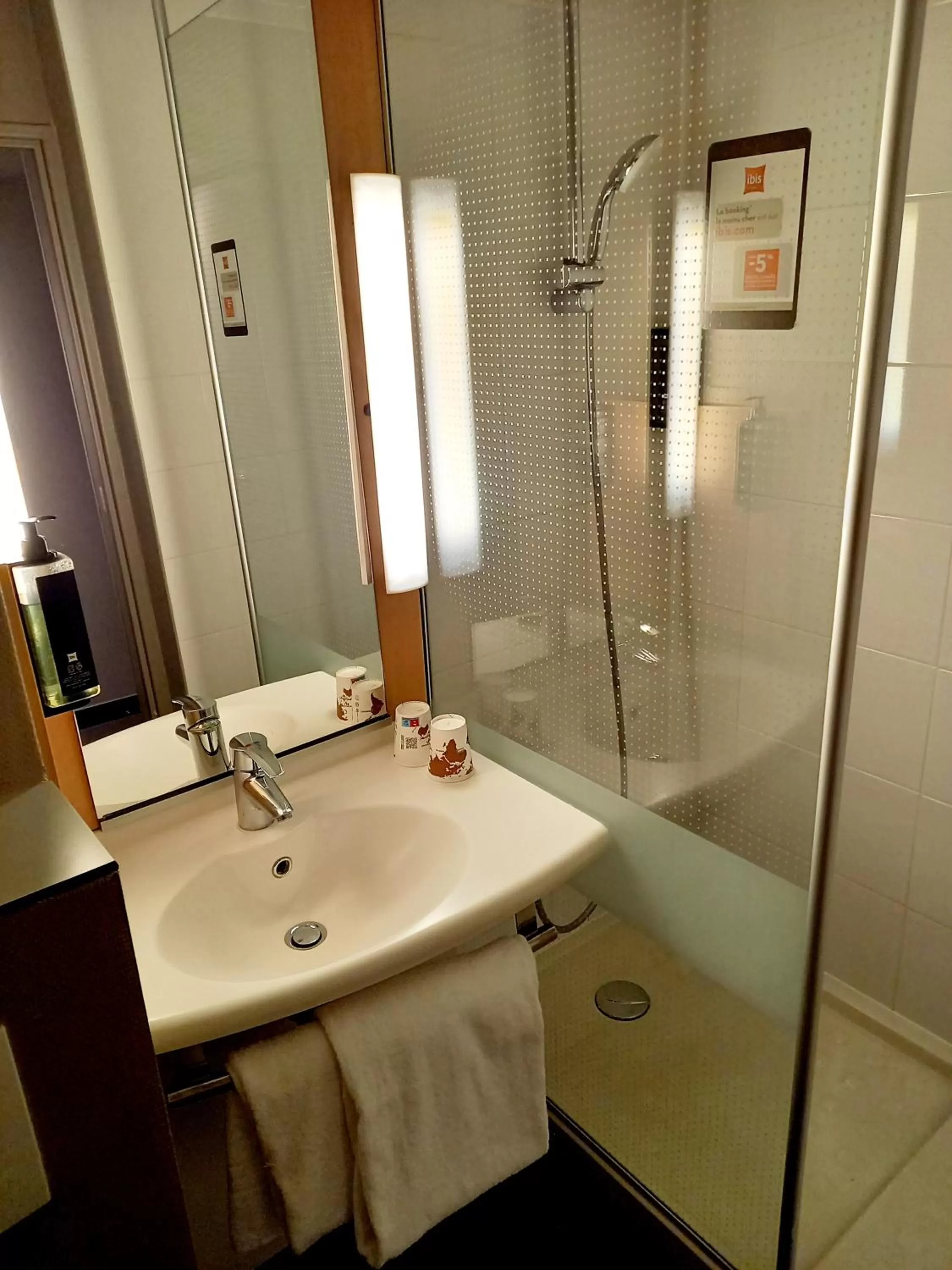 Shower in ibis Paris Porte D'Orleans
