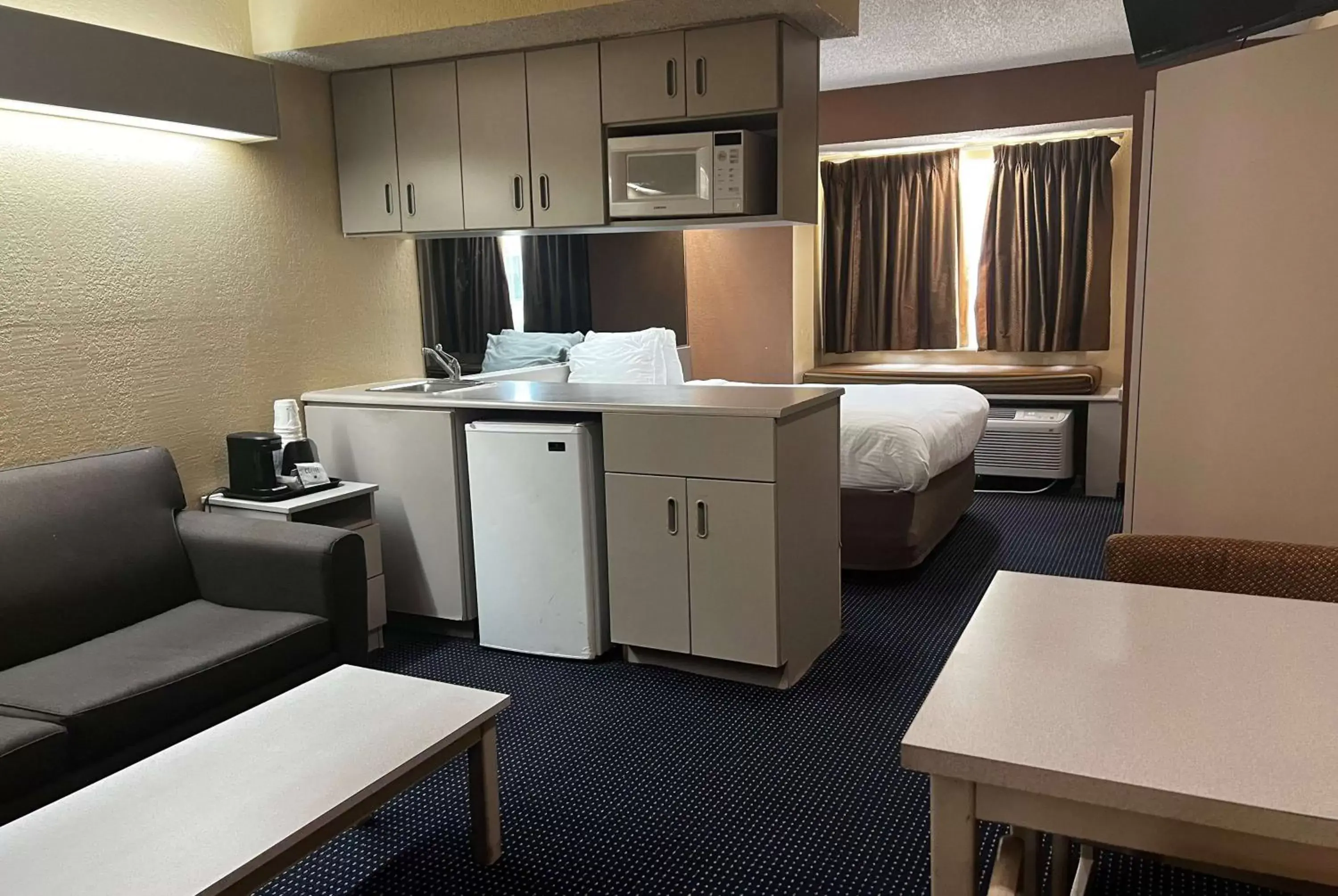 Photo of the whole room, Kitchen/Kitchenette in Microtel Inn & Suites by Wyndham Houston/Webster/Nasa/Clearlake