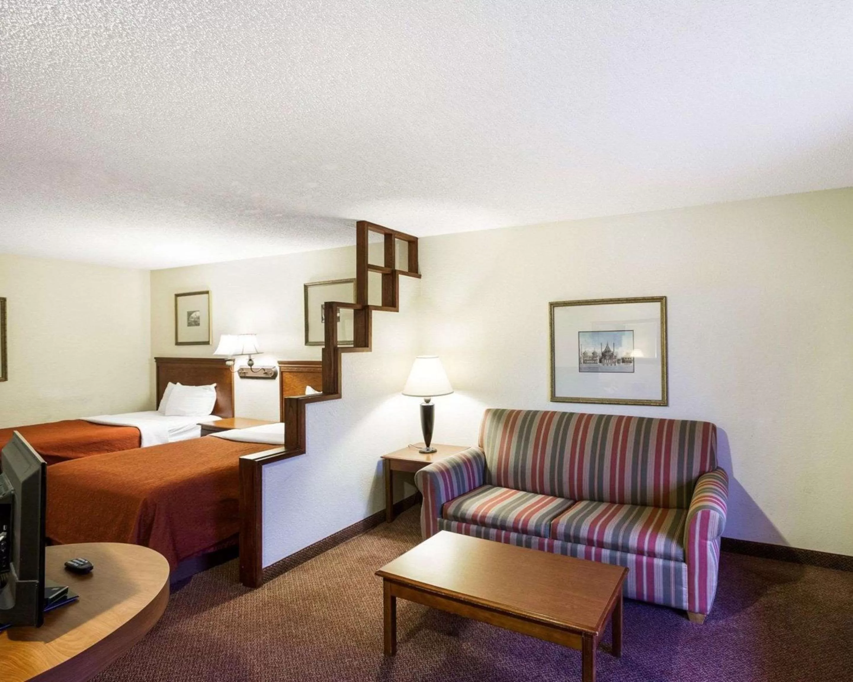 Photo of the whole room, Bed in Rodeway Inn & Suites South of Fiesta Park