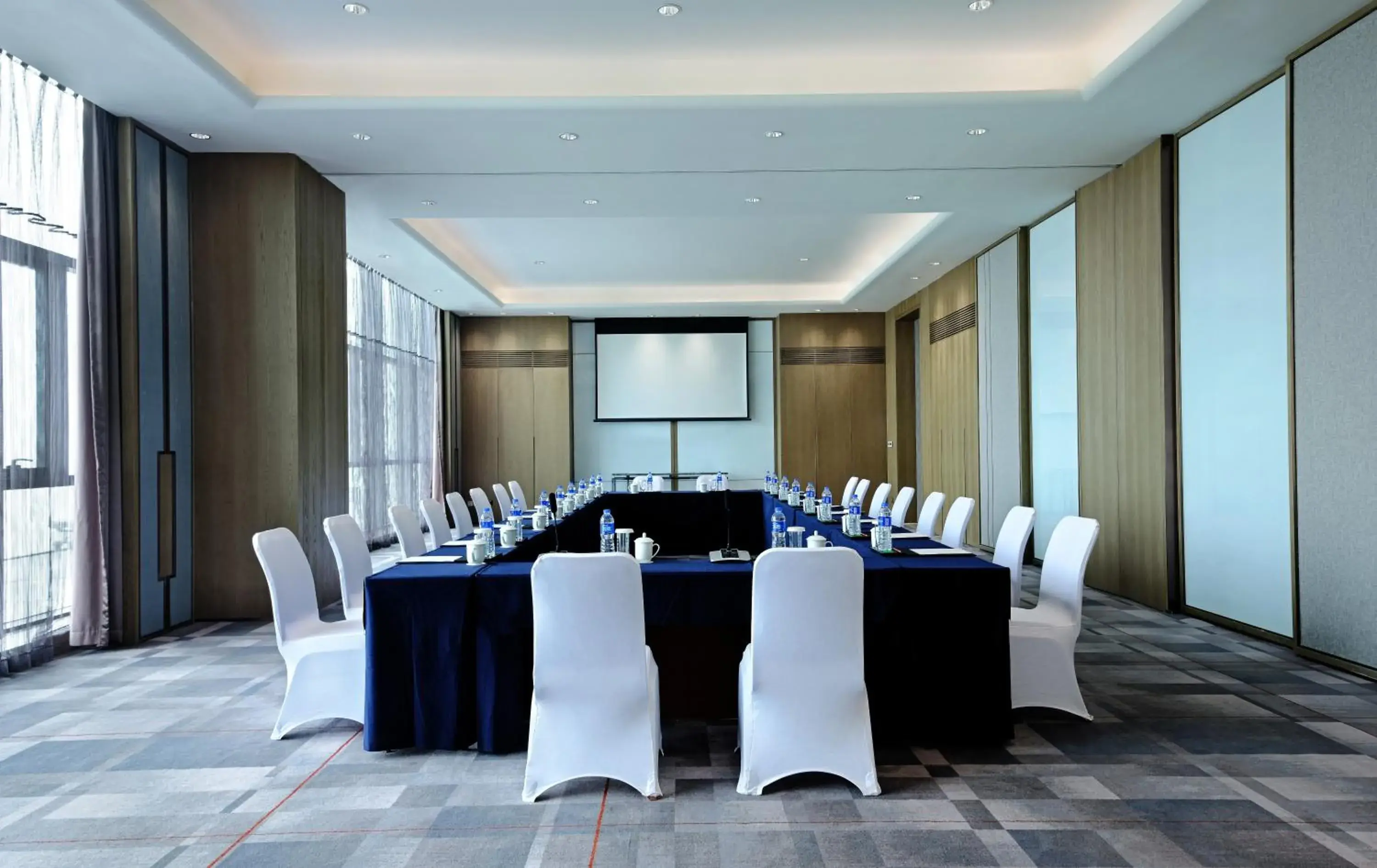 Meeting/conference room in Hualuxe Wuhu