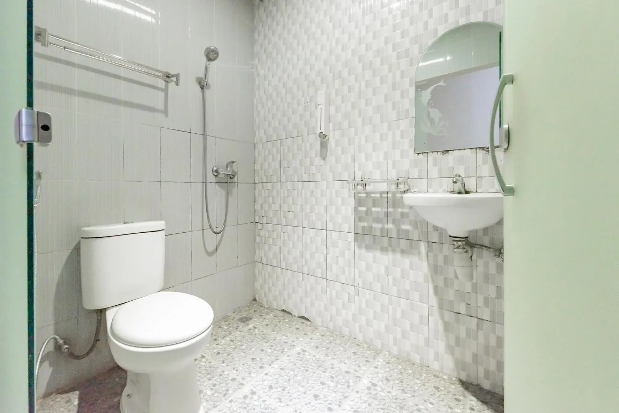 Shower, Bathroom in RedDoorz near Pasar Tarapung Siring Banjarmasin