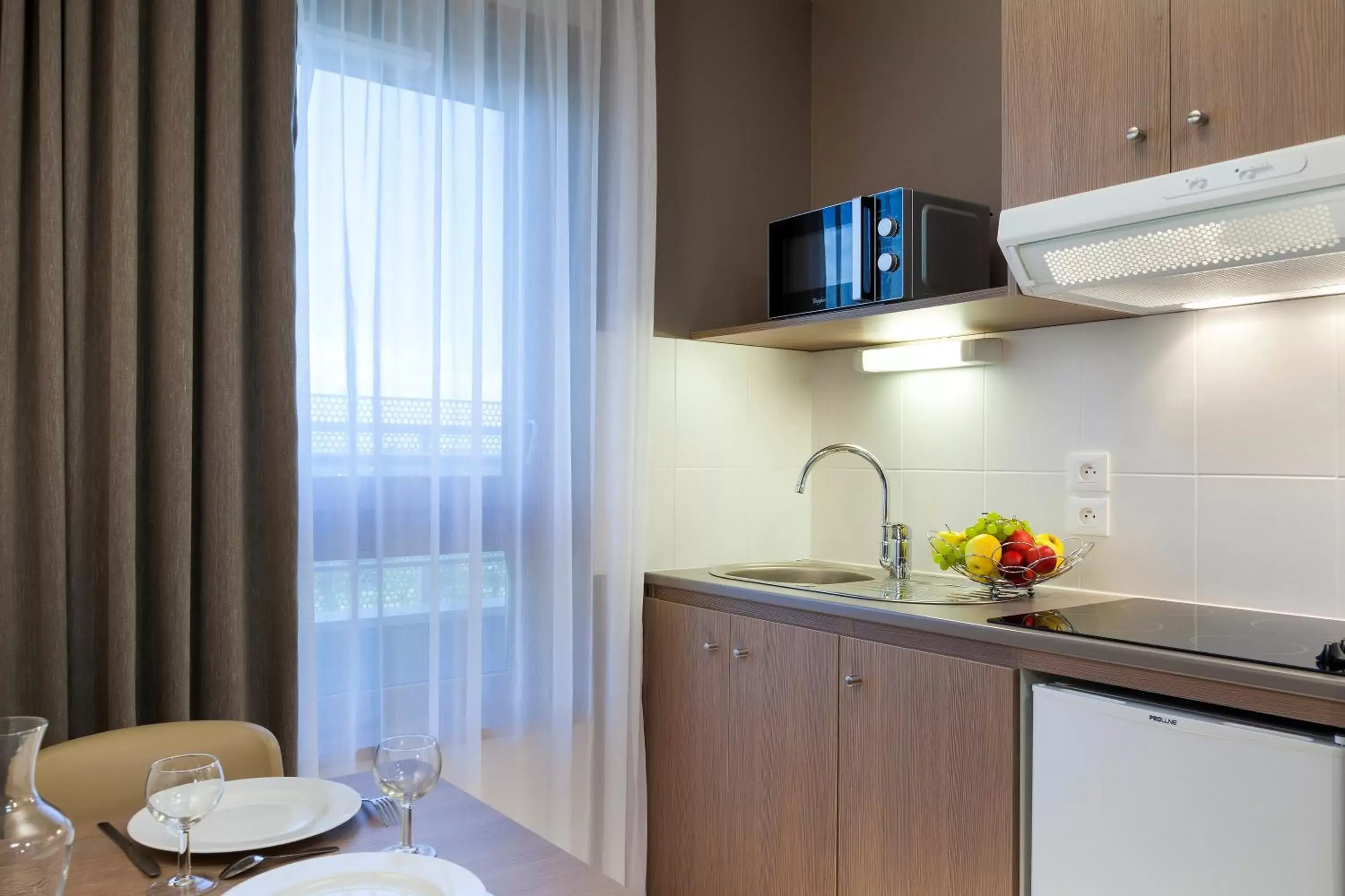 Coffee/tea facilities, Kitchen/Kitchenette in Nehô Suites Porte de Genève