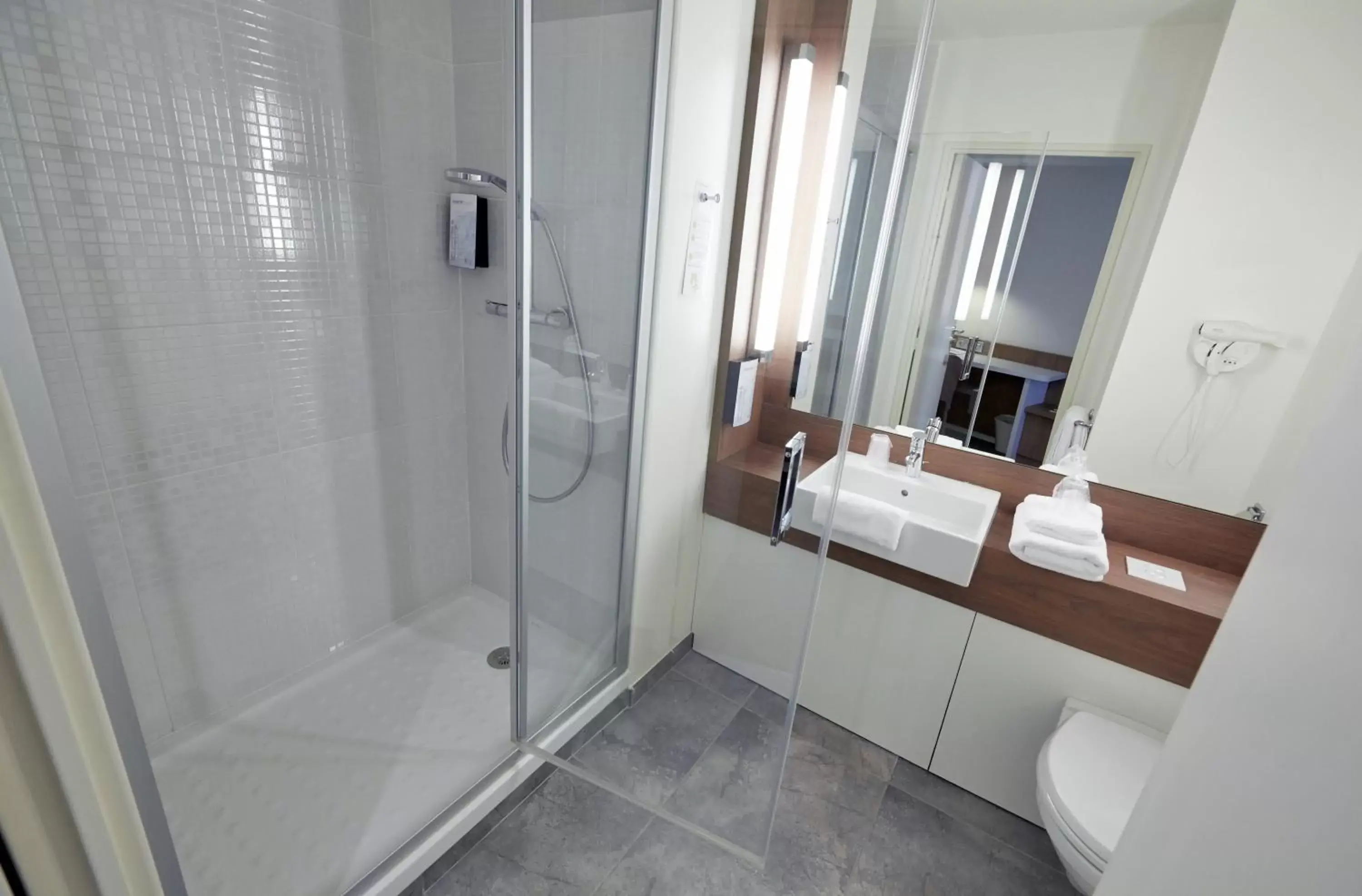 Shower, Bathroom in Campanile Annemasse Gare– Genève
