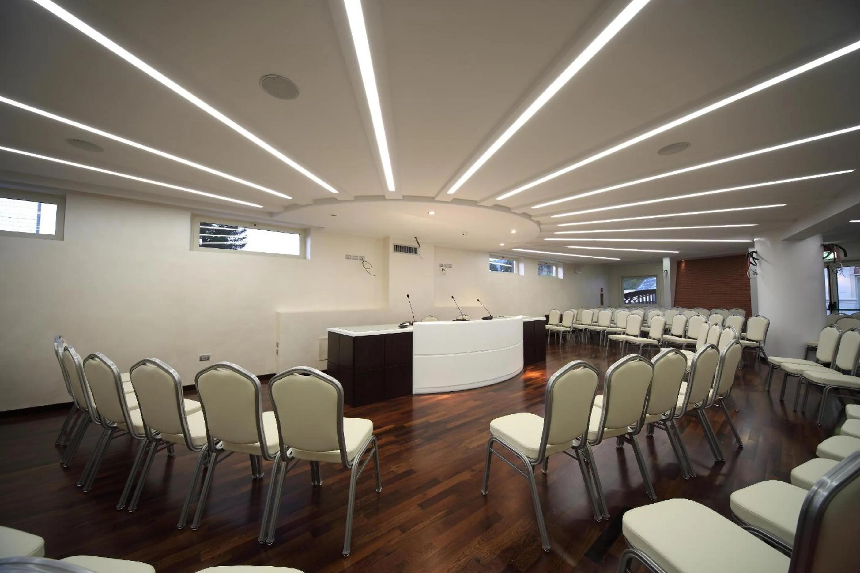 Business facilities in E' Hotel