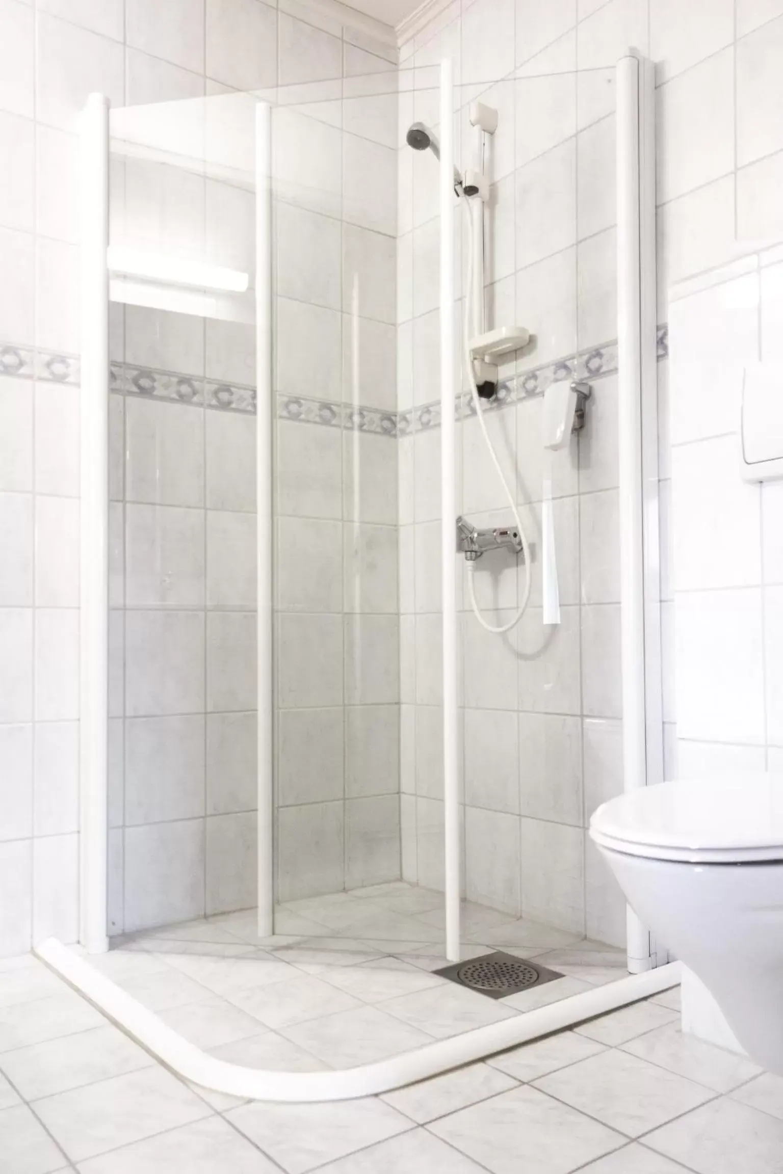 Shower, Bathroom in Quality Hotel Grand Steinkjer