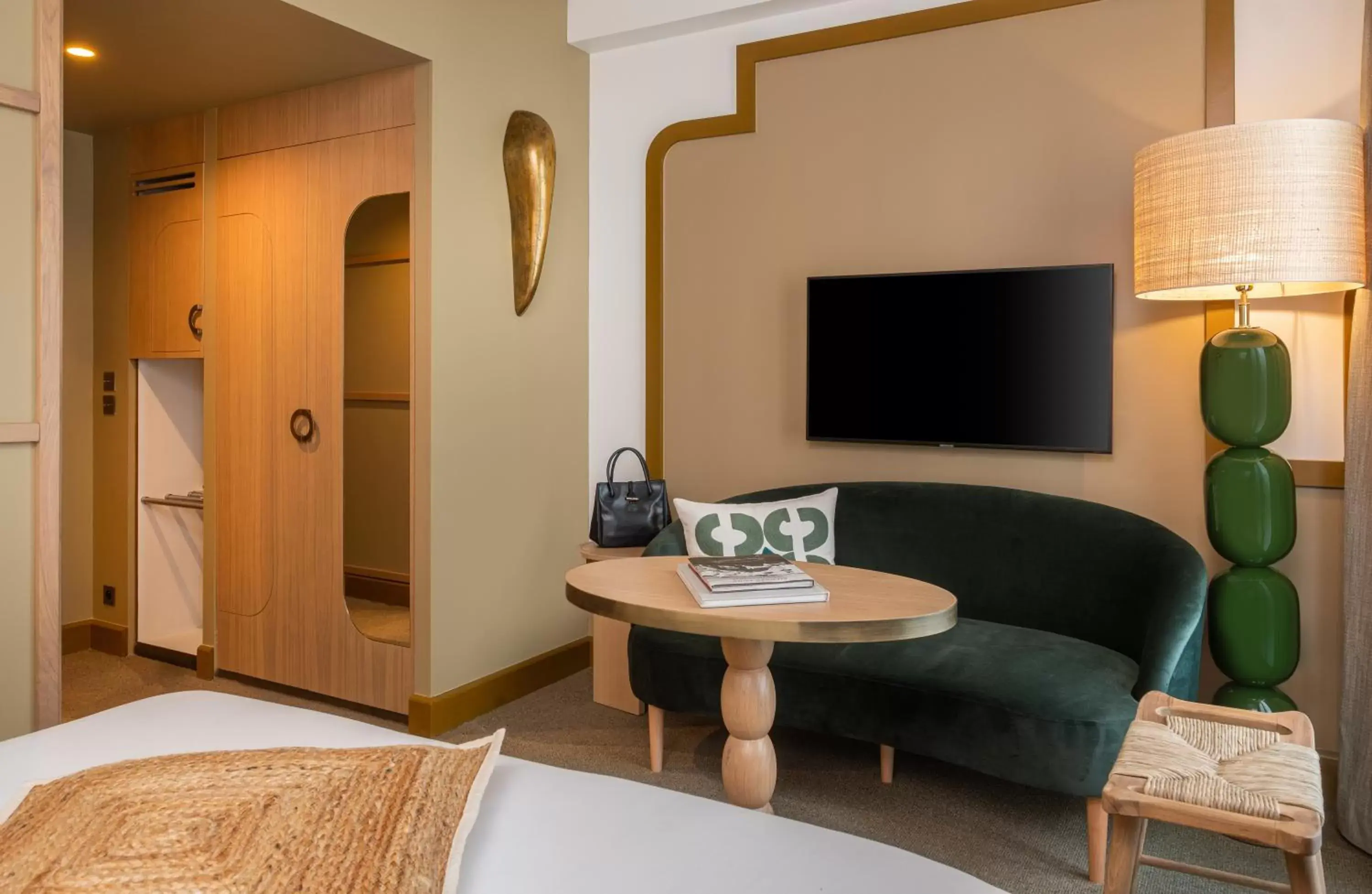 Photo of the whole room, TV/Entertainment Center in Hôtel Le Monna Lisa by Inwood Hotels