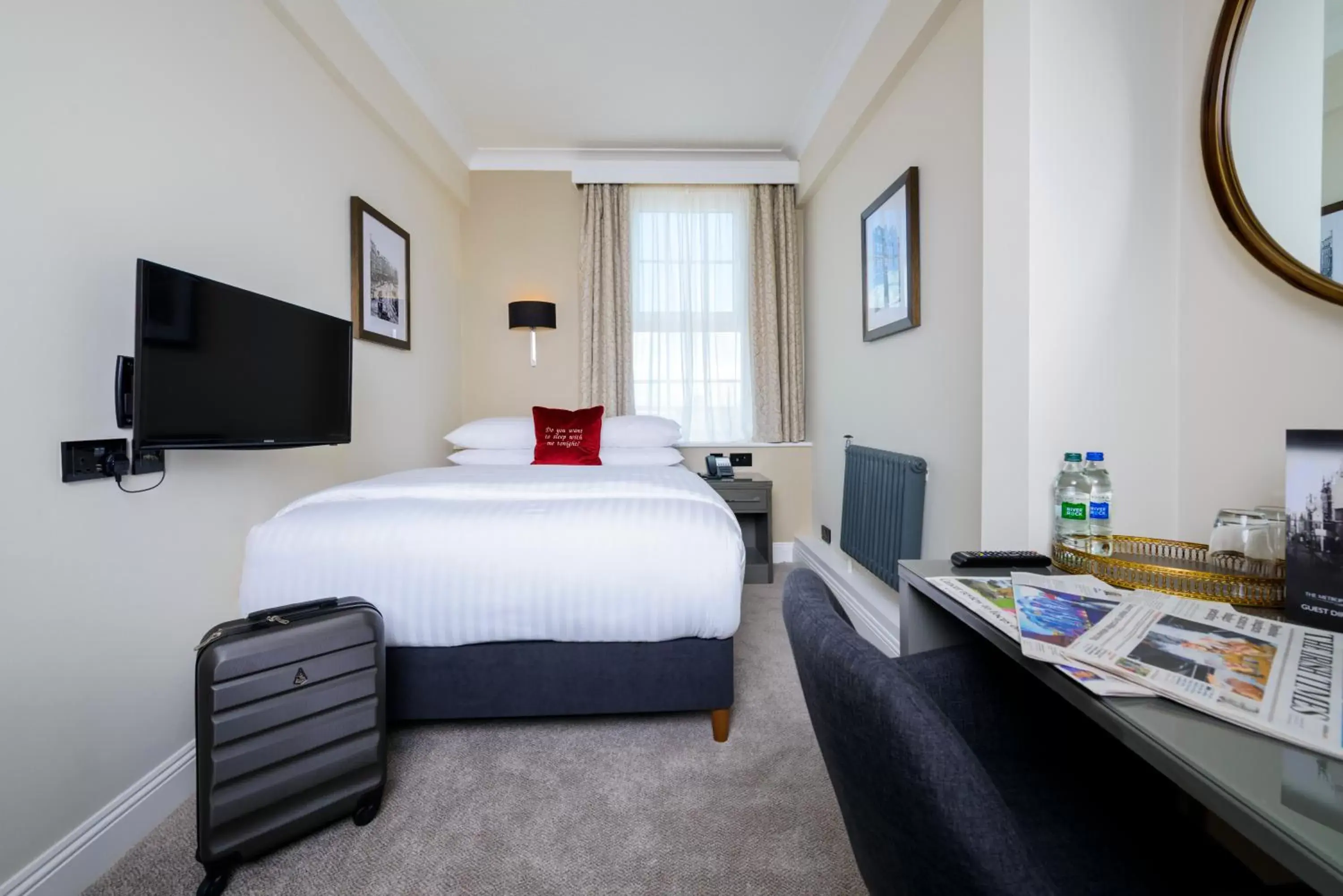 Bed, TV/Entertainment Center in The Metropole Hotel Cork