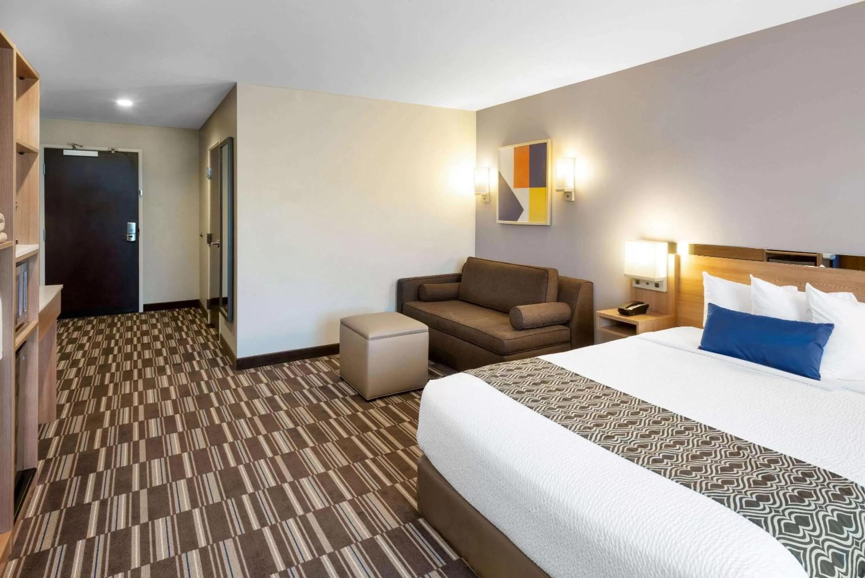 Photo of the whole room, Bed in Microtel Inn & Suites by Wyndham Warsaw