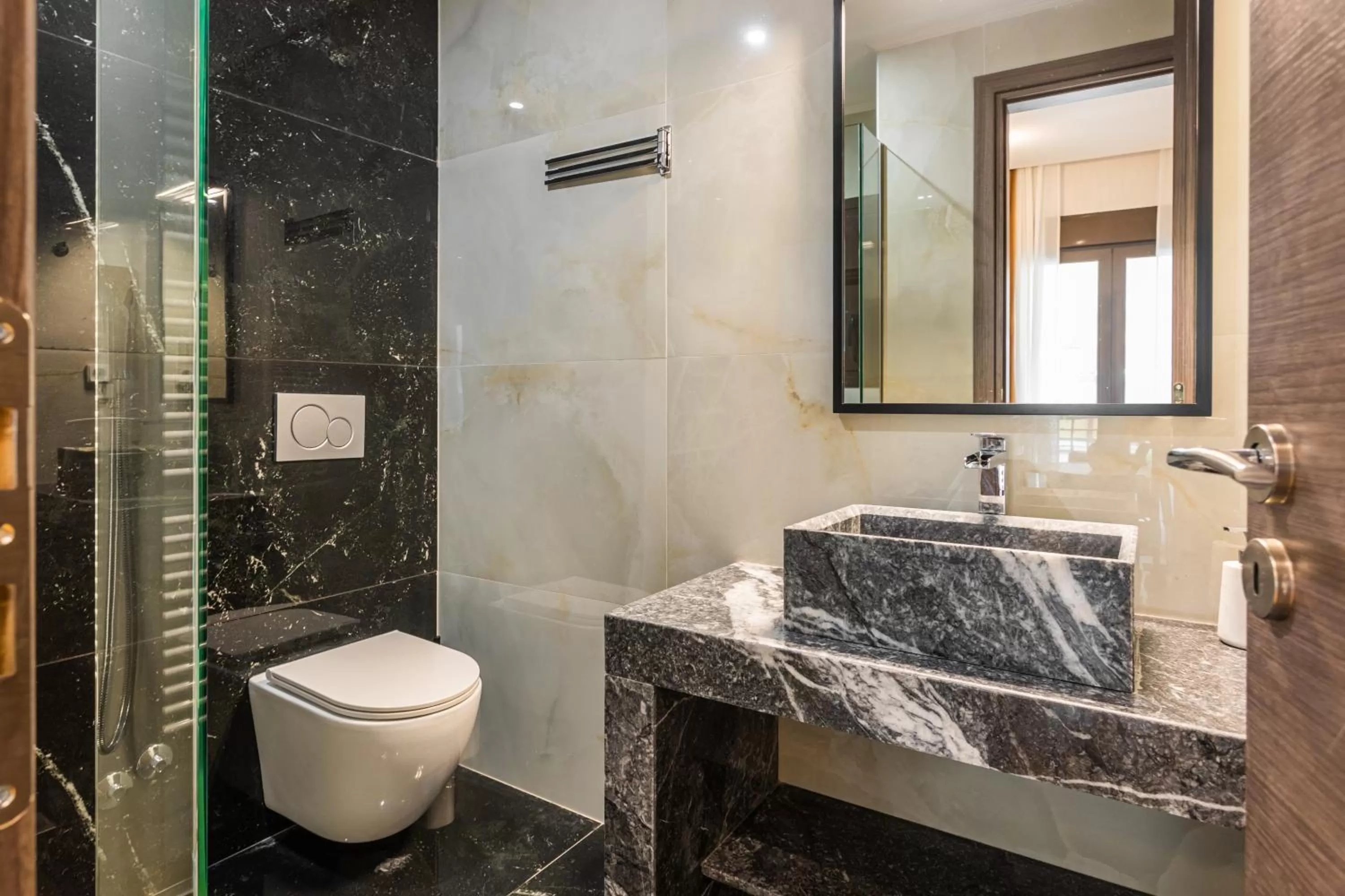 Bathroom in Nicholas Point Apartments and Rooms