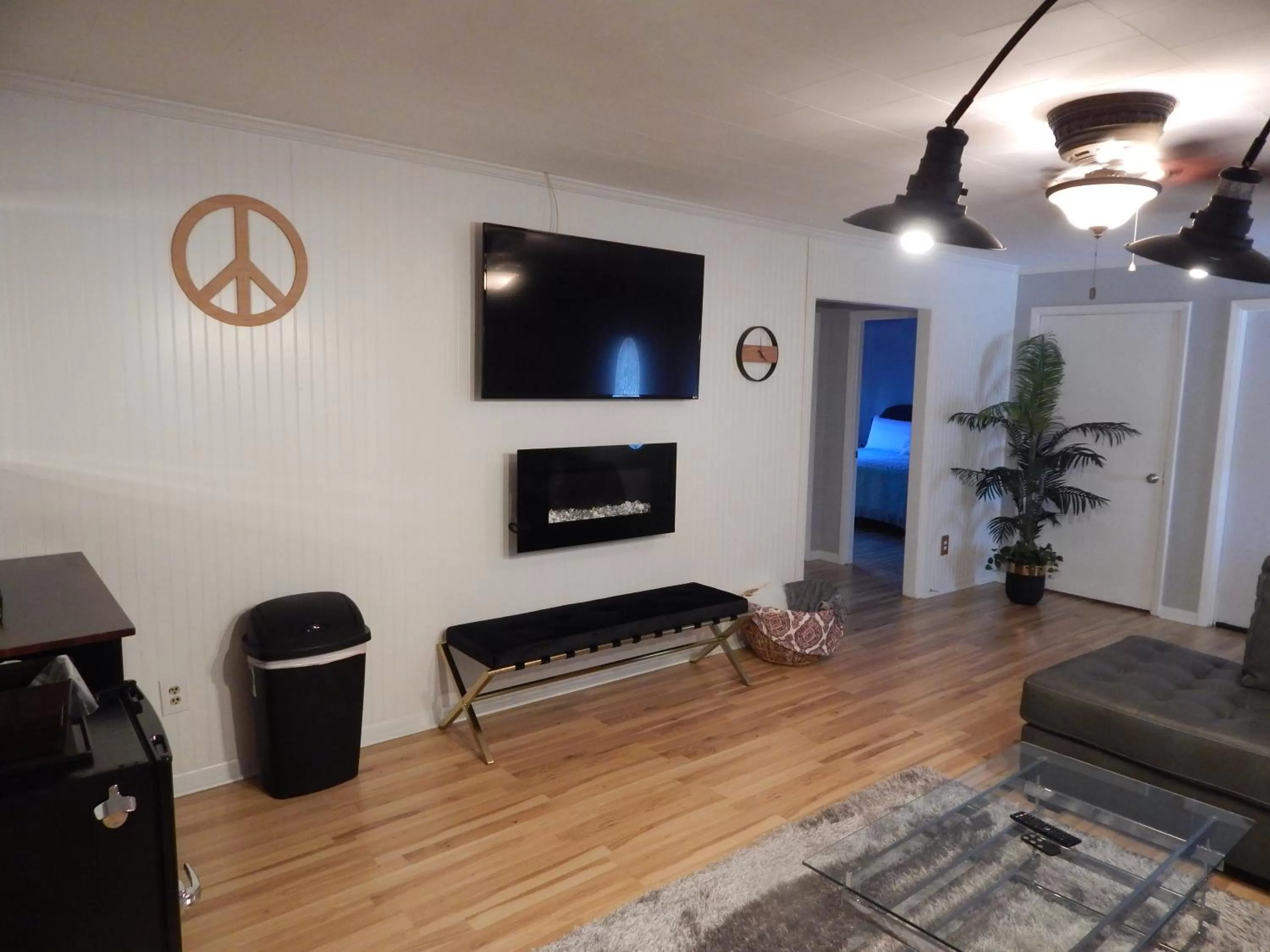 Living room in Sunset Motel