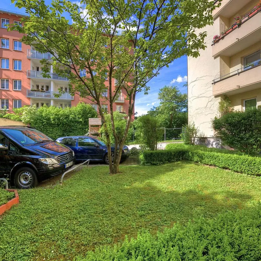 Parking, Garden in Hotel Ars Vivendi München