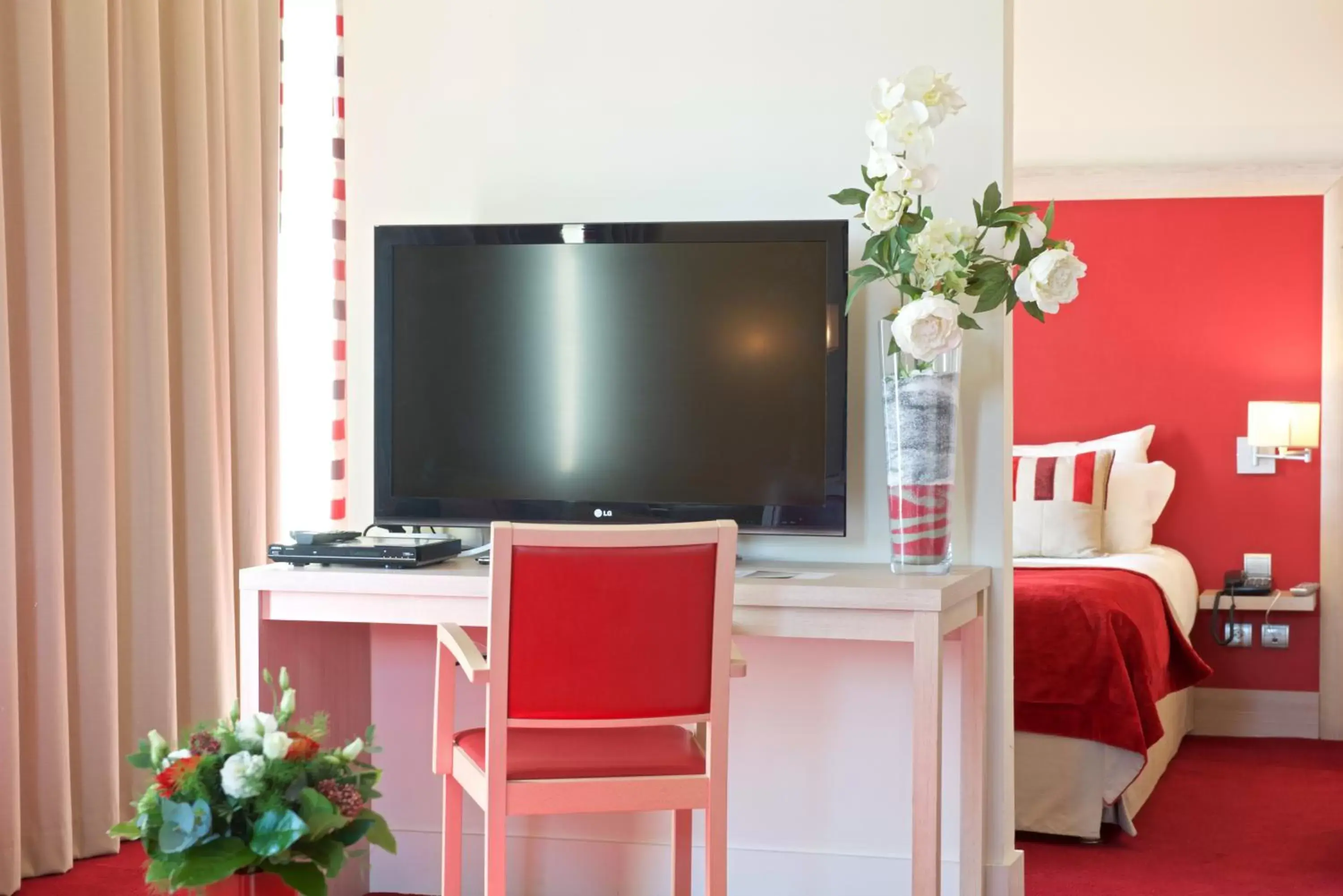 TV and multimedia, Bed in Hôtel du Parc TV and multimedia, Bed in Hôtel du Parc