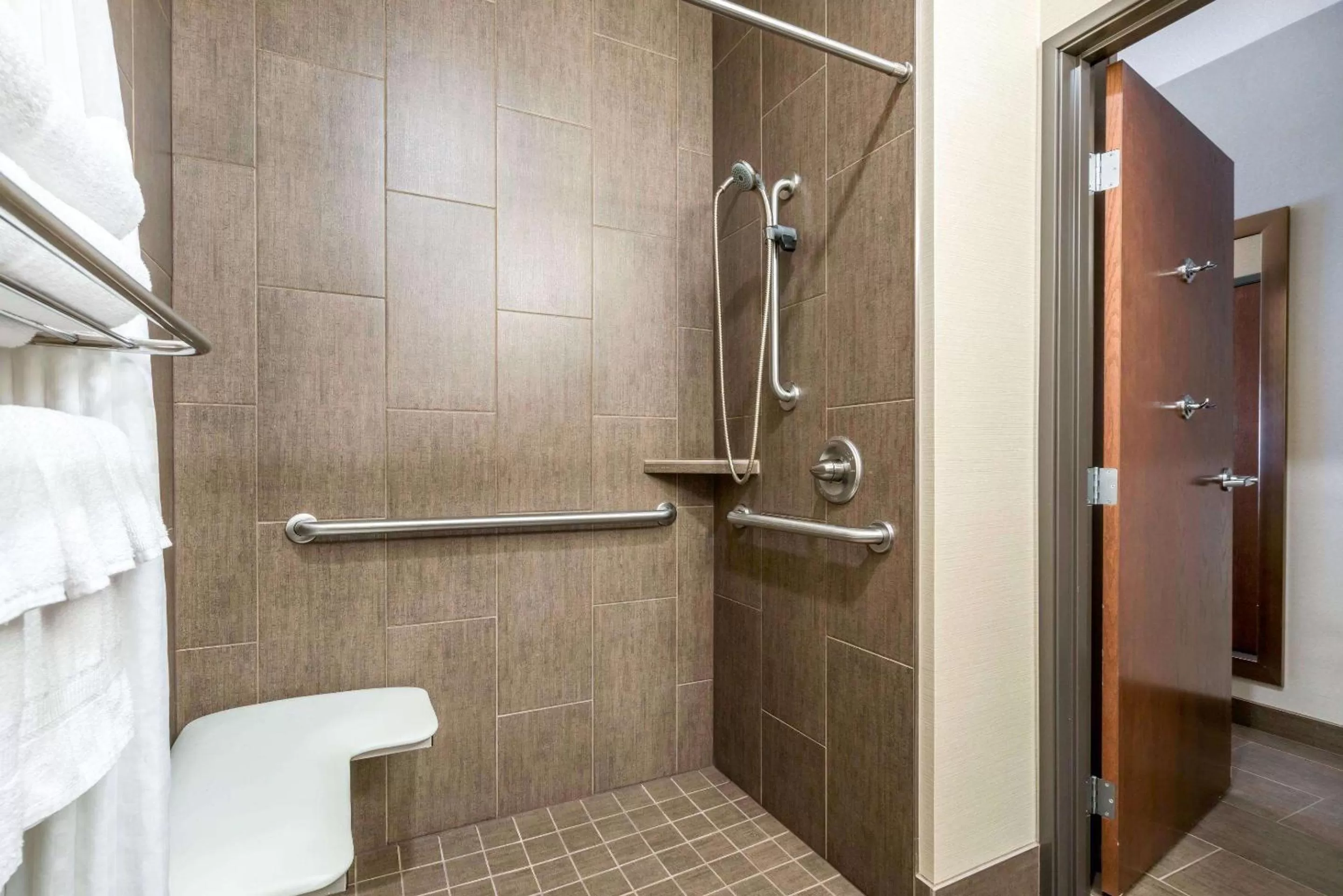 Photo of the whole room in Comfort Suites Yakima