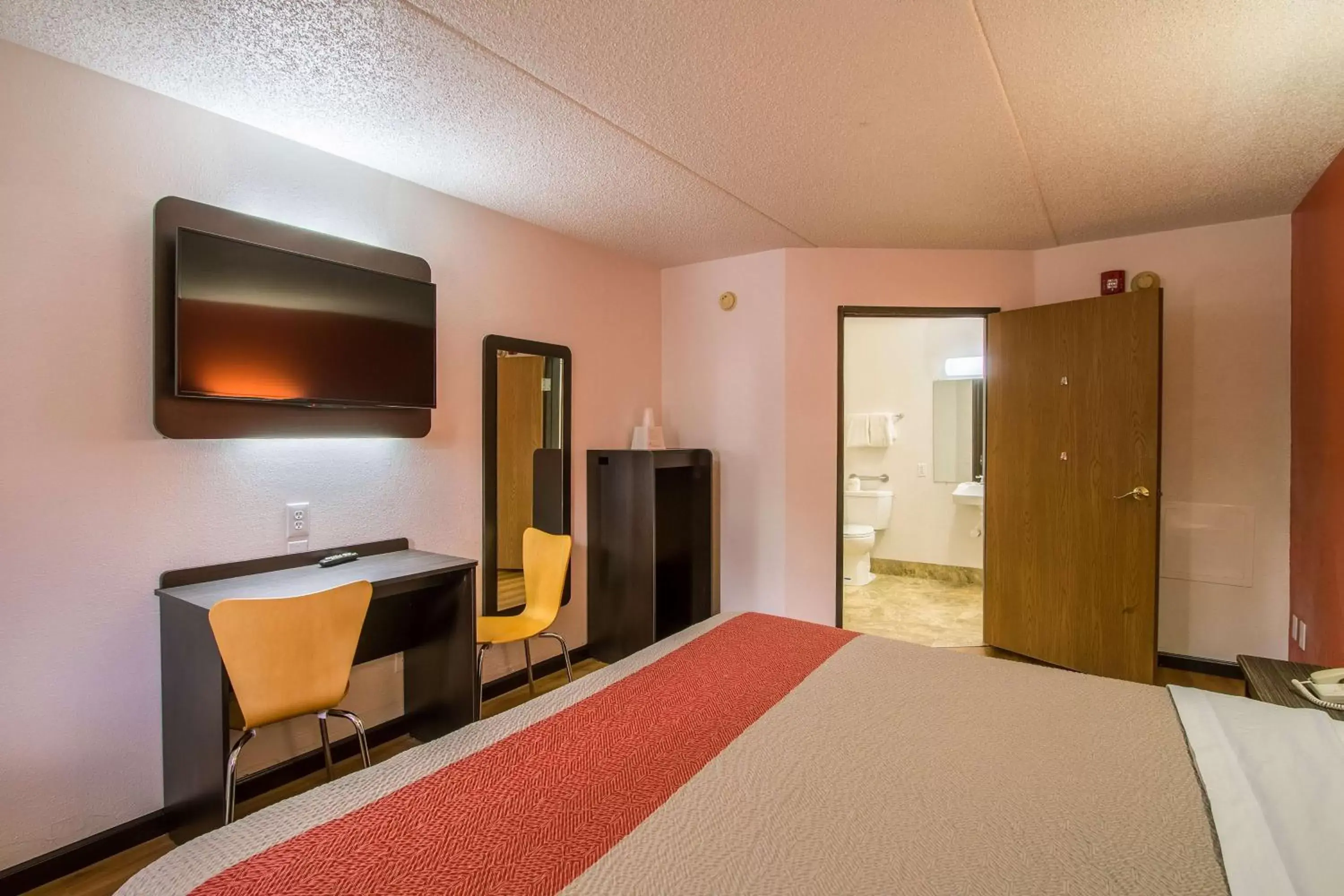 TV and multimedia, Bed in Motel 6-Ashland, OH