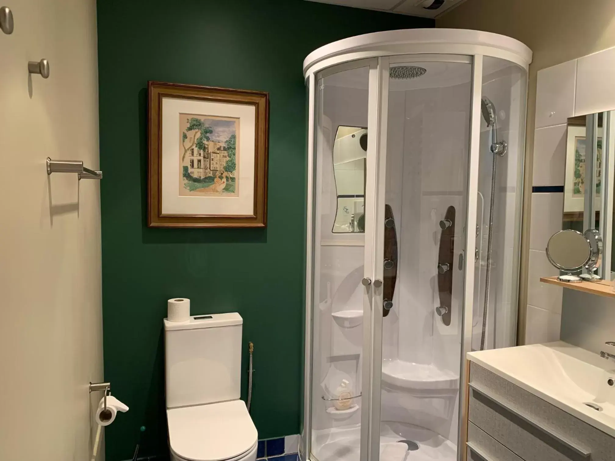Shower, Bathroom in Hôtel Vintage