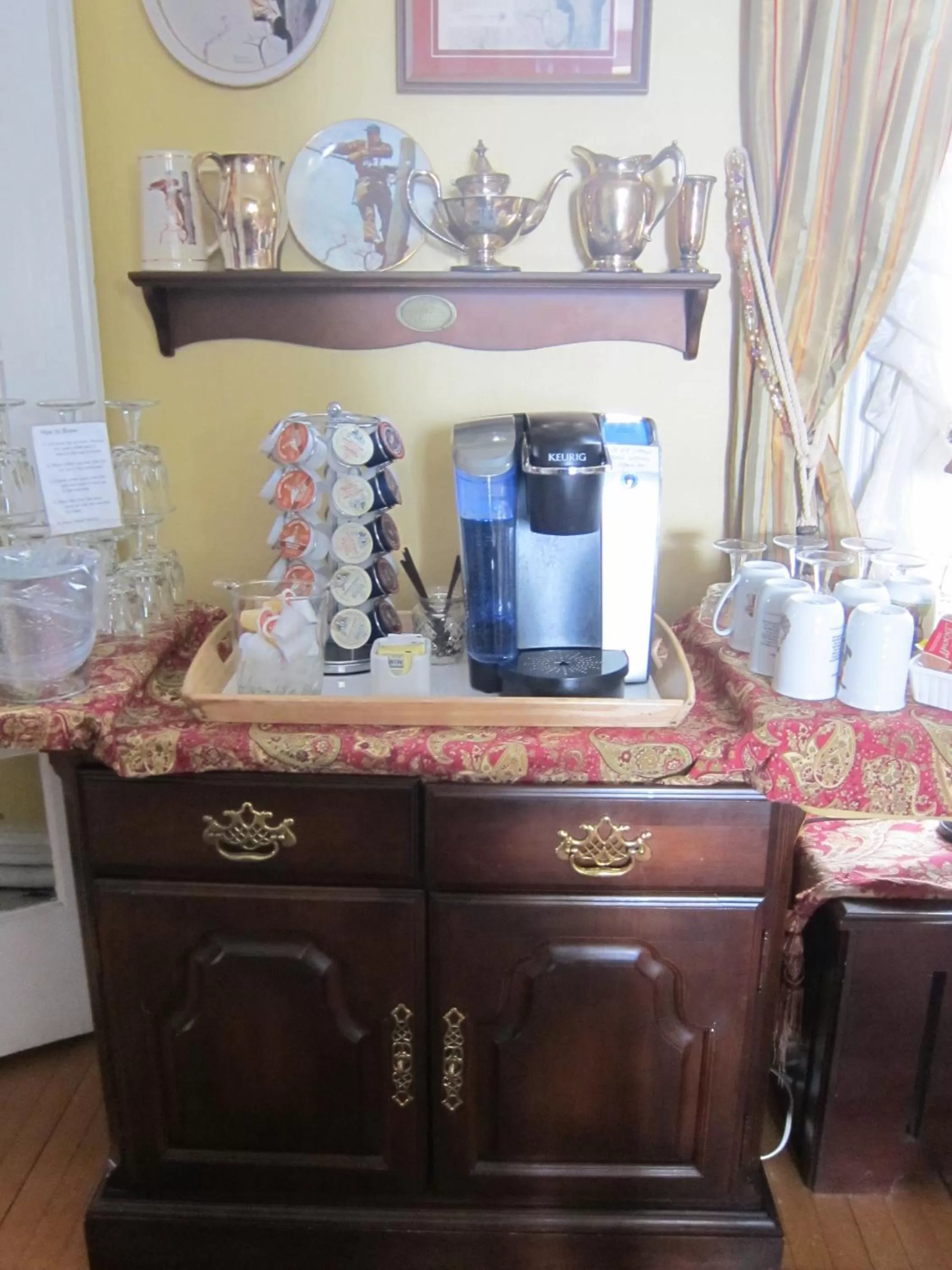 Communal lounge/ TV room in McGee's Inn