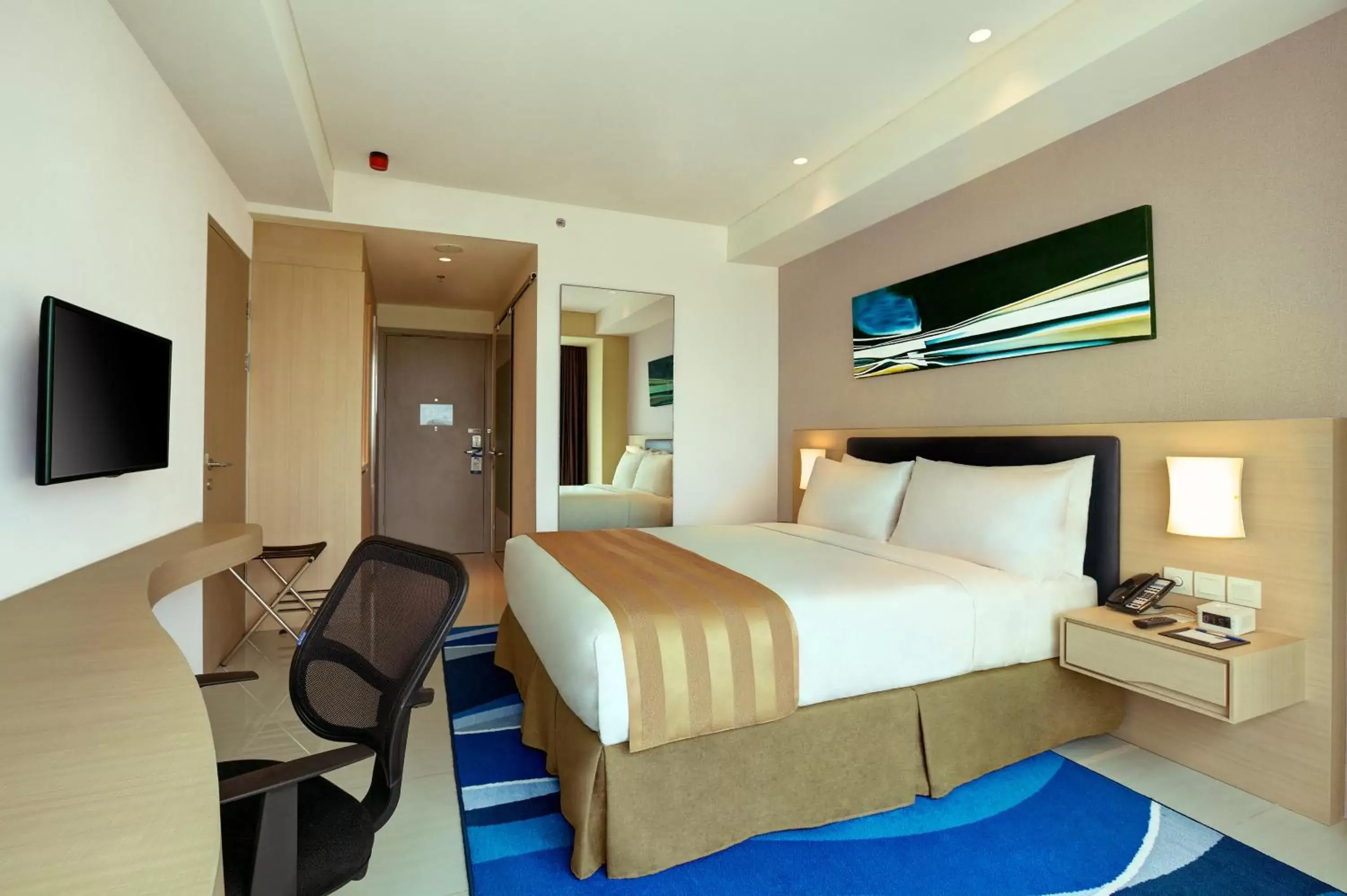 Photo of the whole room, Bed in Holiday Inn Express Jakarta International Expo, an IHG Hotel