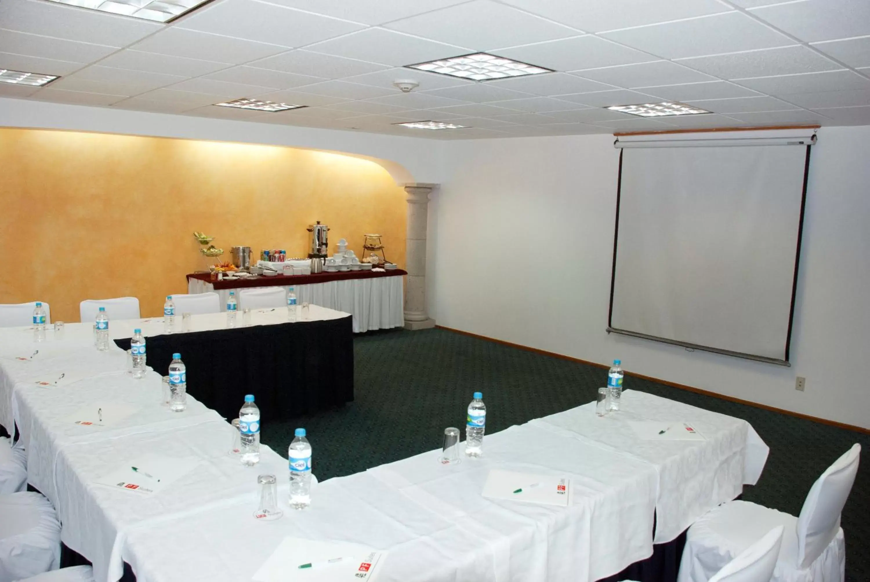 Meeting/conference room, Restaurant/Places to Eat in Hotel & Suites PF