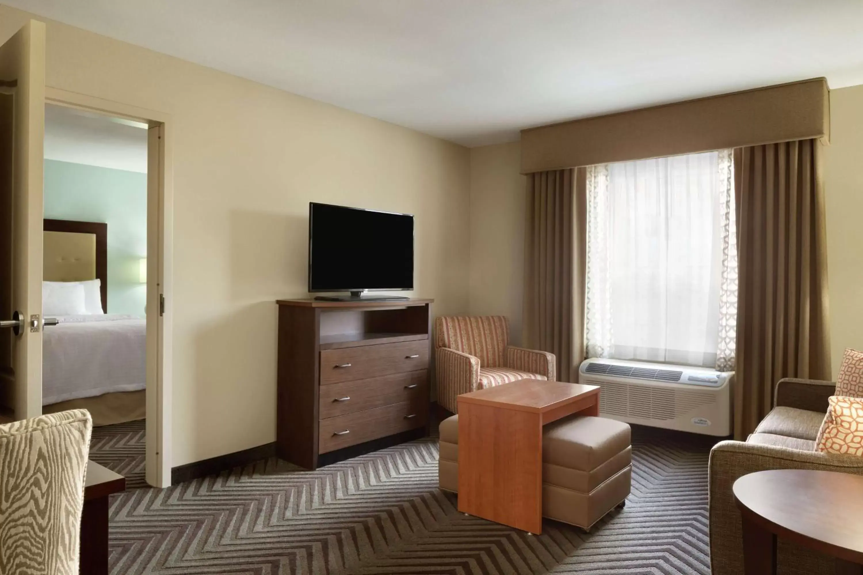 Bedroom, TV/Entertainment Center in Homewood Suites by Hilton Kalamazoo-Portage
