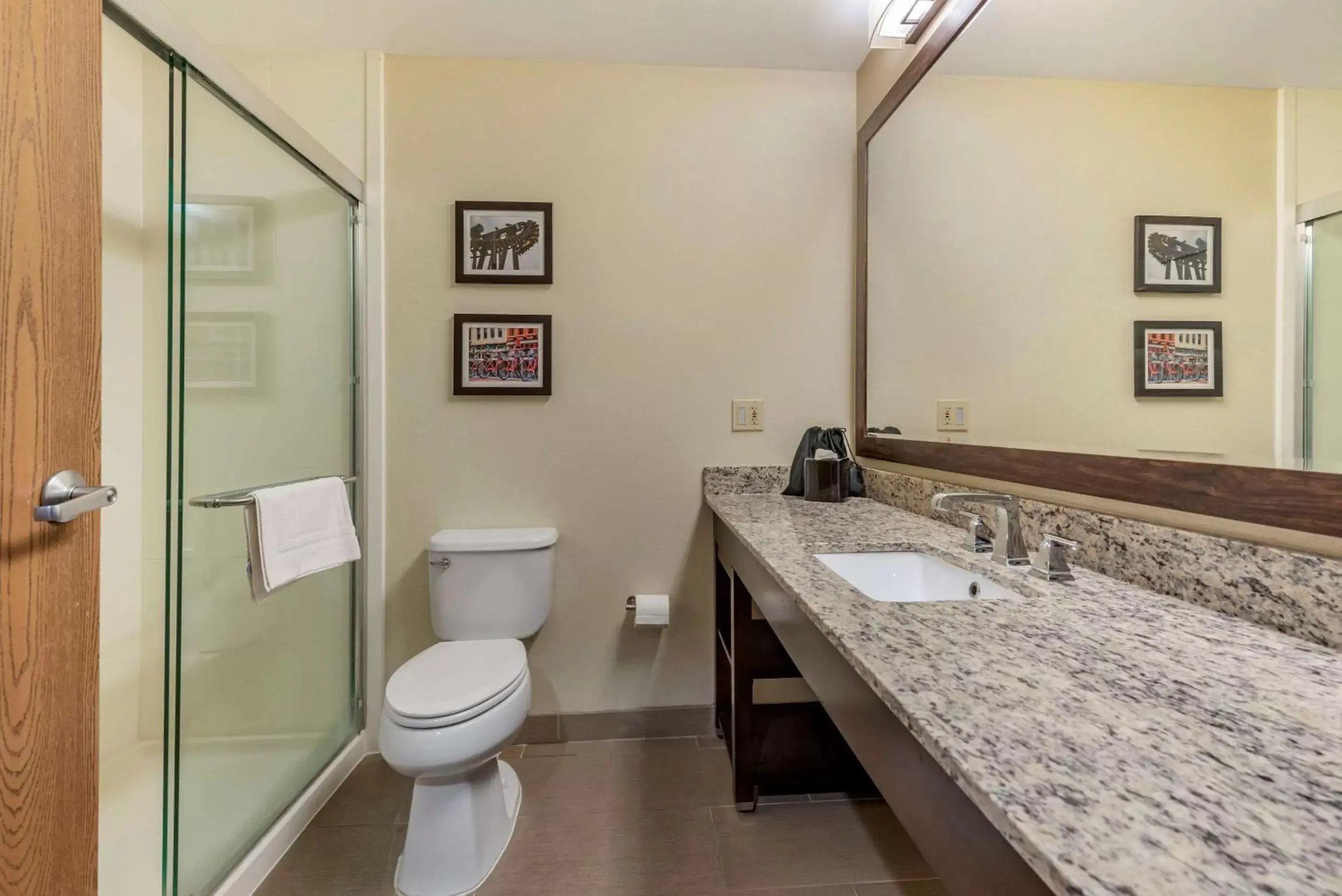 Photo of the whole room, Bathroom in Comfort Suites Mason near Kings Island