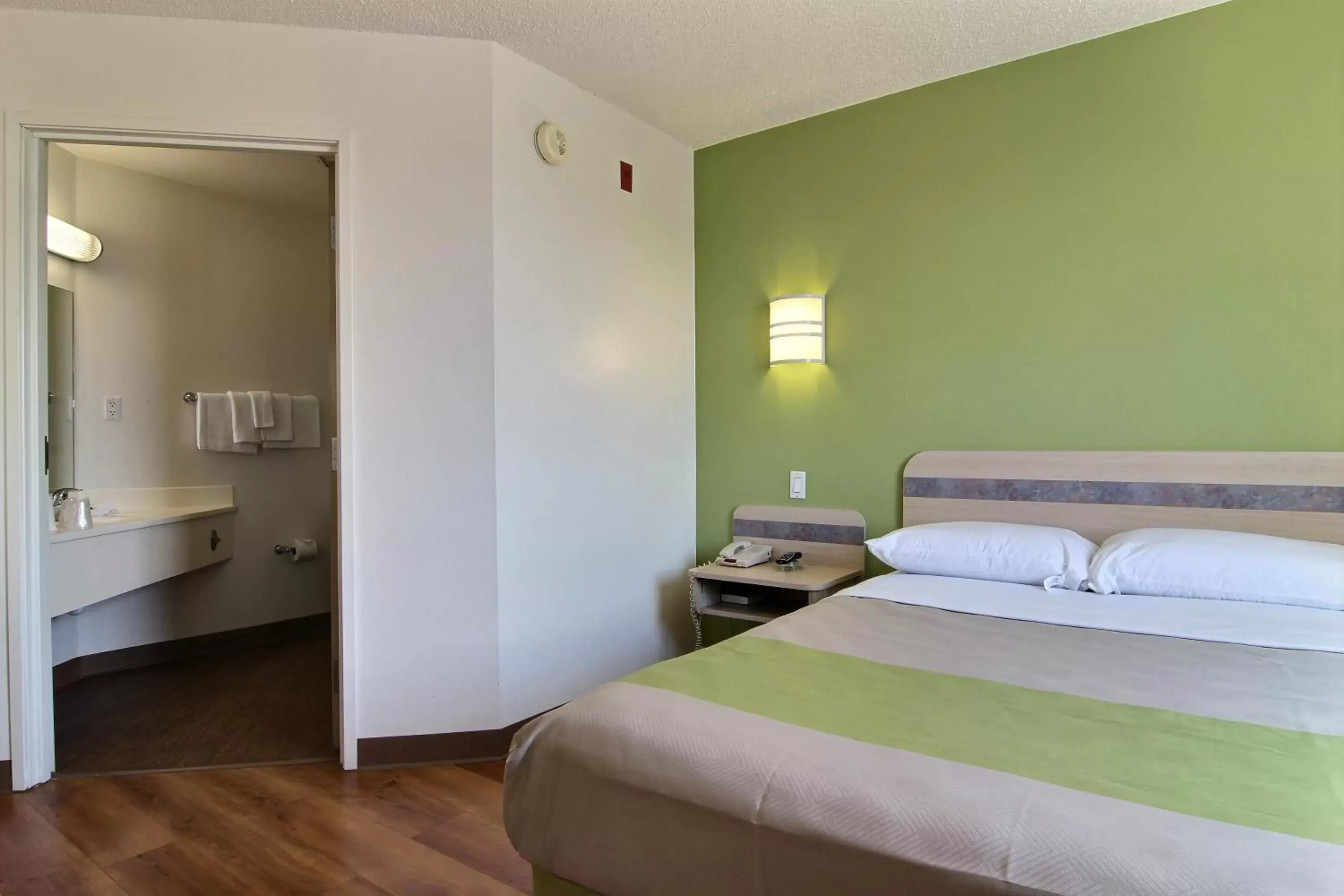 Bedroom, Bed in Motel 6-Albuquerque, NM - North
