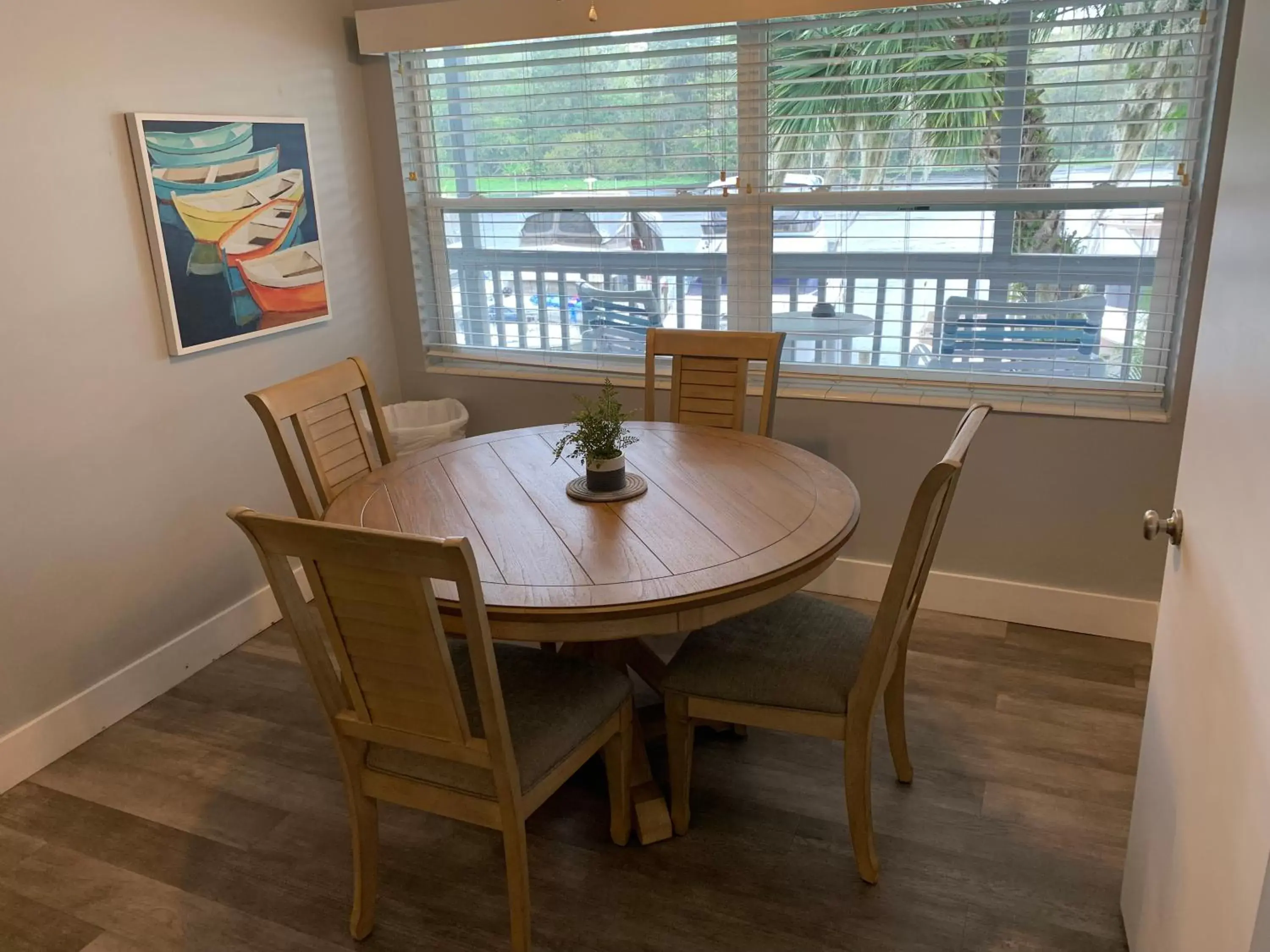 Deluxe Queen Room in Hontoon Landing Resort & Marina Deluxe Queen Room in Hontoon Landing Resort & Marina