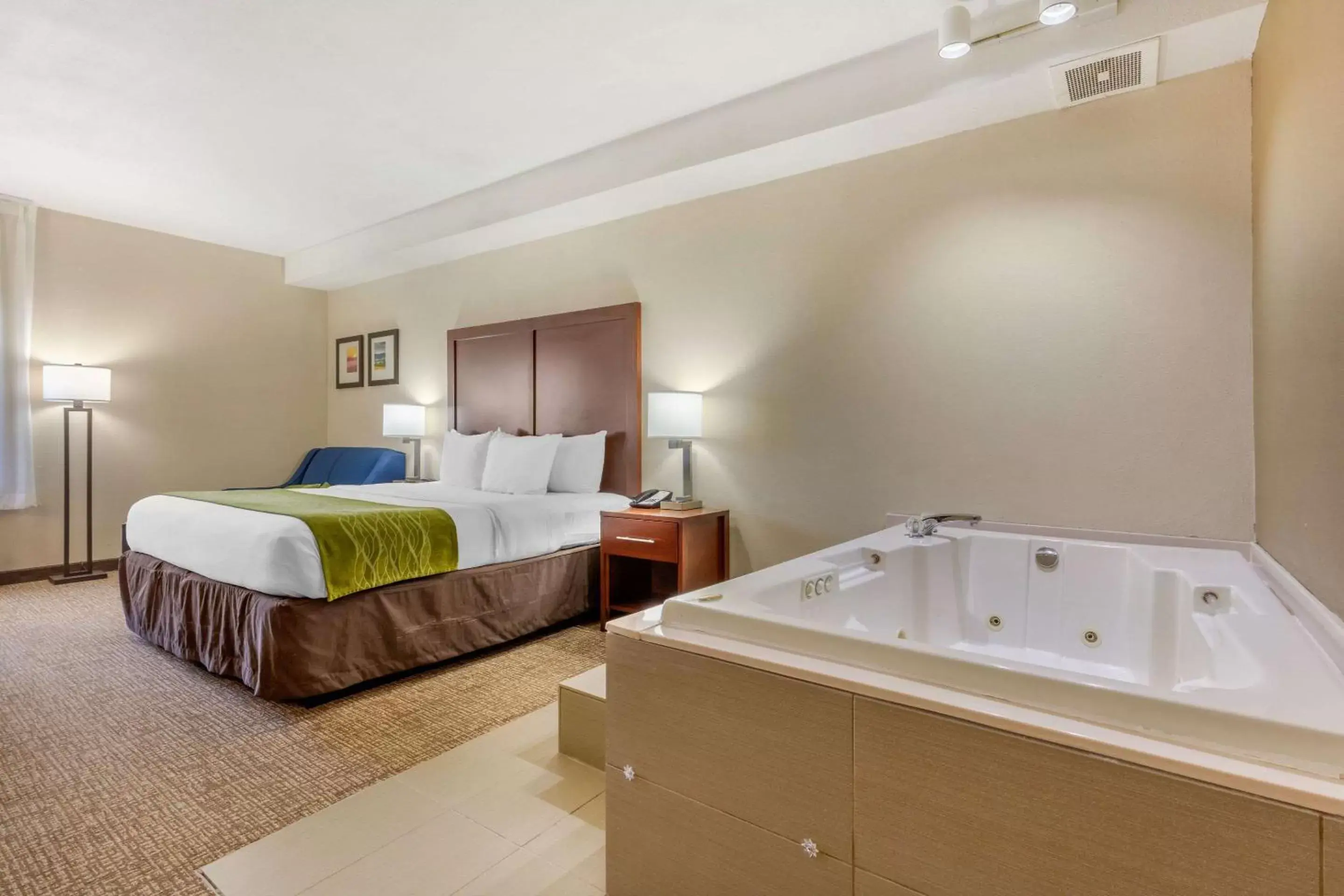 Photo of the whole room, Bed in Comfort Inn Lenoir City-Knoxville Photo of the whole room, Bed in Comfort Inn Lenoir City-Knoxville